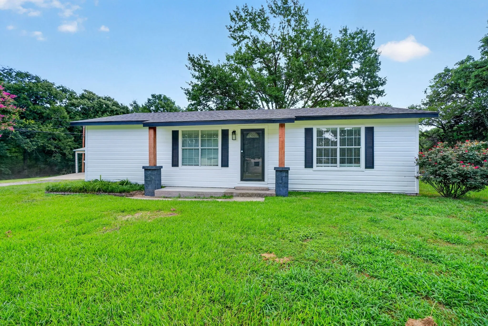 Single Family Residence For Sale in Hunt County , 10302 County Road 3705, Quinlan, Texas 75474, 3 Bedroom, 2 Bathroom, Garage spaces, 1,056 Sqft, built in 1977, mls#21302627, Real Estate Agent in Quinlan, Homes For Sale in Hunt county, Homes For Sale in Quinlan, Realtor in Quinlan Texas, Real Estate Brokerage Independent Realty Texas, Luminita Cordes Realtor