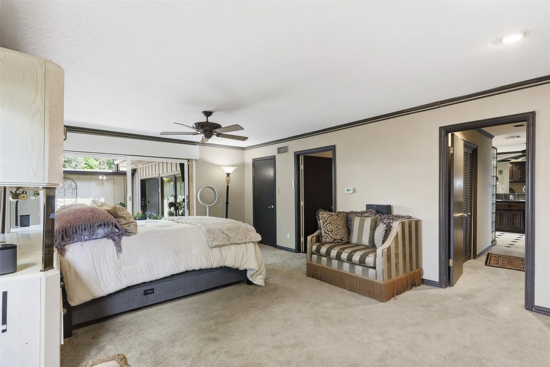 Single Family Residence For Sale in Tarrant County , 4004 Angus Drive, Fort Worth, Texas 76116, 4 Bedroom, 4 Bathroom, 2 Garage spaces, 5,178 Sqft, built in 1960, mls#21302817, Real Estate Agent in Fort Worth, Homes For Sale in Tarrant county, Homes For Sale in Fort Worth, Realtor in Fort Worth Texas, Real Estate Brokerage Independent Realty Texas, Luminita Cordes Realtor