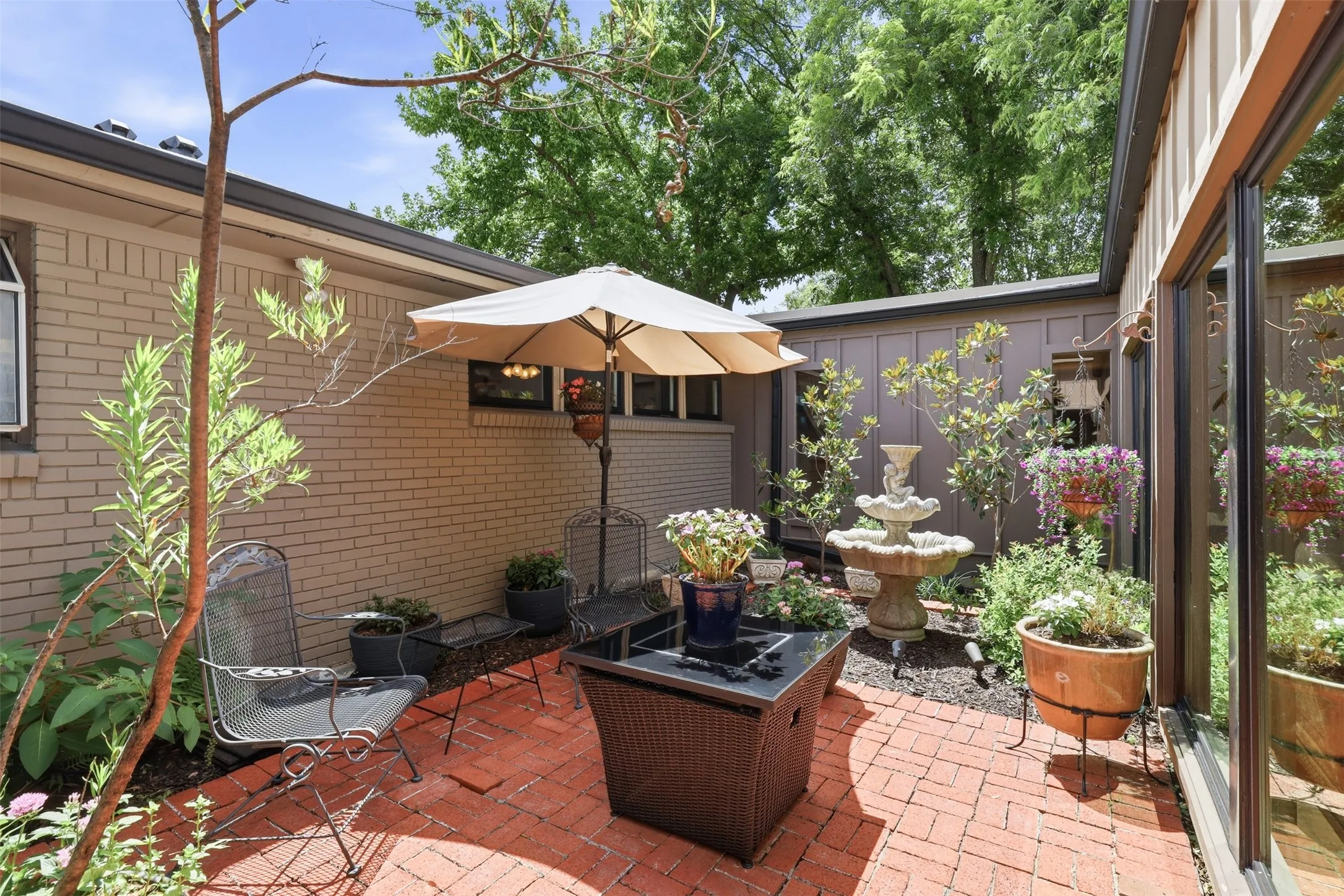 Single Family Residence For Sale in Tarrant County , 4004 Angus Drive, Fort Worth, Texas 76116, 4 Bedroom, 4 Bathroom, 2 Garage spaces, 5,178 Sqft, built in 1960, mls#21302817, Real Estate Agent in Fort Worth, Homes For Sale in Tarrant county, Homes For Sale in Fort Worth, Realtor in Fort Worth Texas, Real Estate Brokerage Independent Realty Texas, Luminita Cordes Realtor