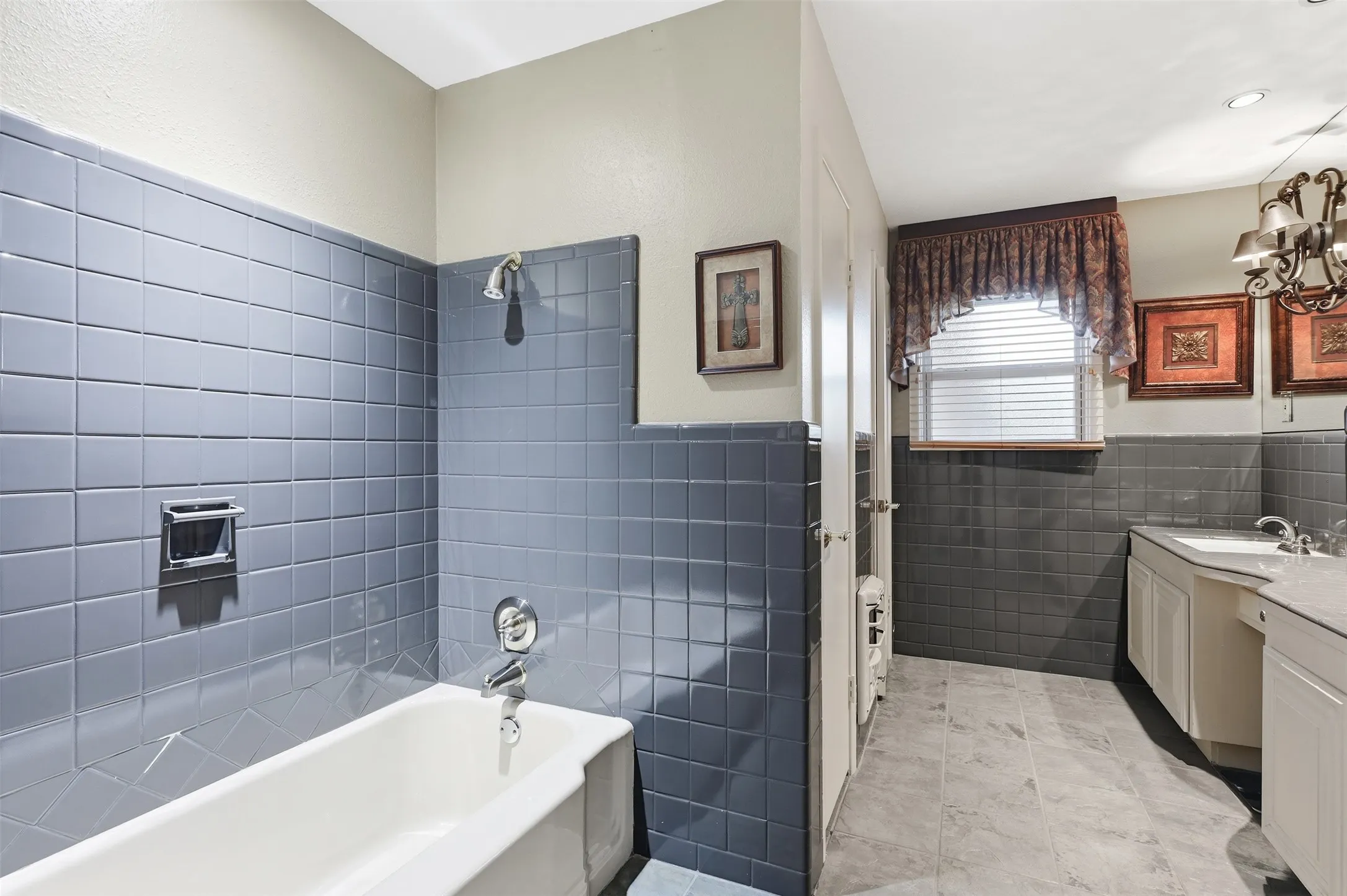 Single Family Residence For Sale in Tarrant County , 4004 Angus Drive, Fort Worth, Texas 76116, 4 Bedroom, 4 Bathroom, 2 Garage spaces, 5,178 Sqft, built in 1960, mls#21302817, Real Estate Agent in Fort Worth, Homes For Sale in Tarrant county, Homes For Sale in Fort Worth, Realtor in Fort Worth Texas, Real Estate Brokerage Independent Realty Texas, Luminita Cordes Realtor