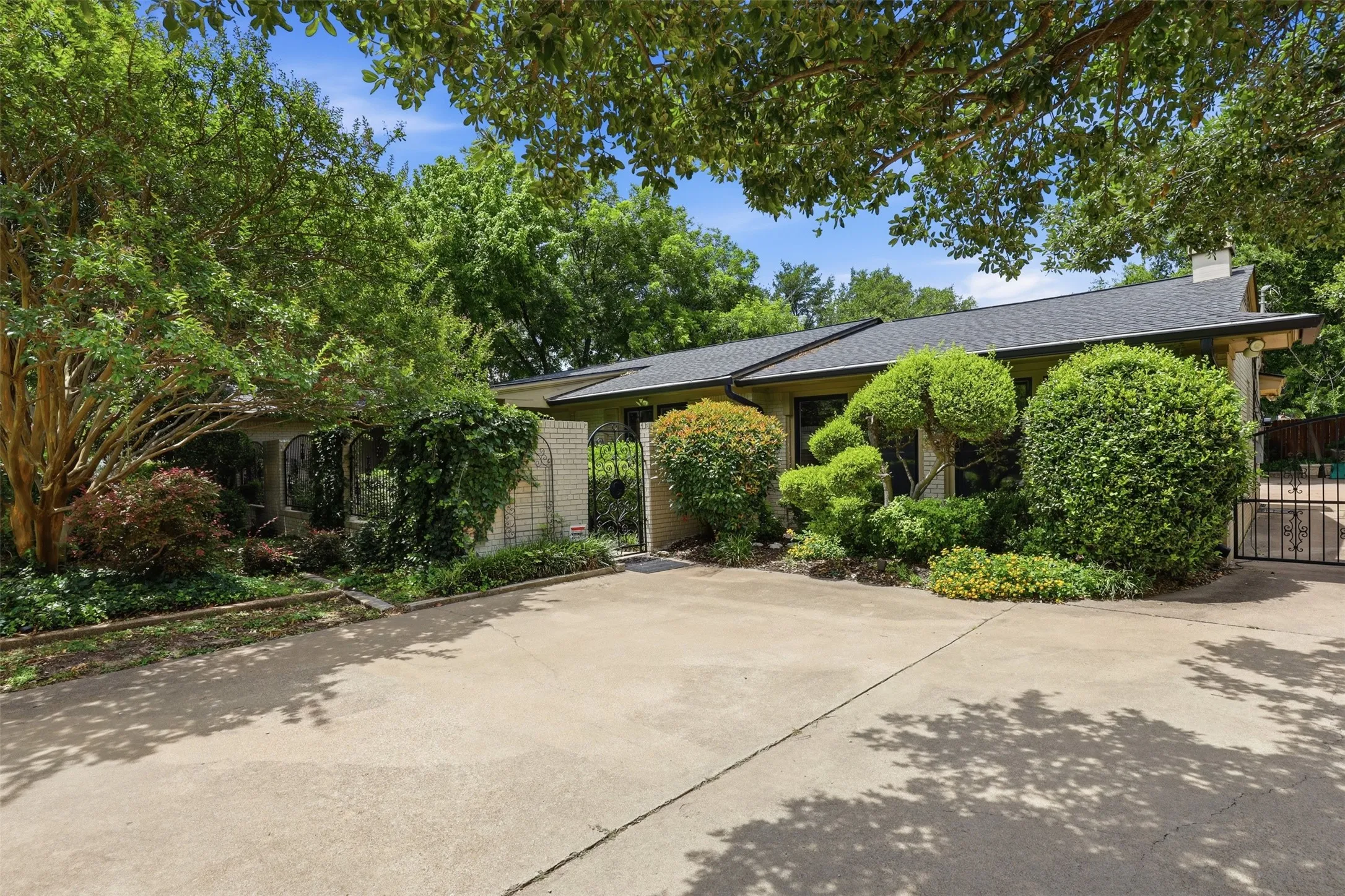 Single Family Residence For Sale in Tarrant County , 4004 Angus Drive, Fort Worth, Texas 76116, 4 Bedroom, 4 Bathroom, 2 Garage spaces, 5,178 Sqft, built in 1960, mls#21302817, Real Estate Agent in Fort Worth, Homes For Sale in Tarrant county, Homes For Sale in Fort Worth, Realtor in Fort Worth Texas, Real Estate Brokerage Independent Realty Texas, Luminita Cordes Realtor