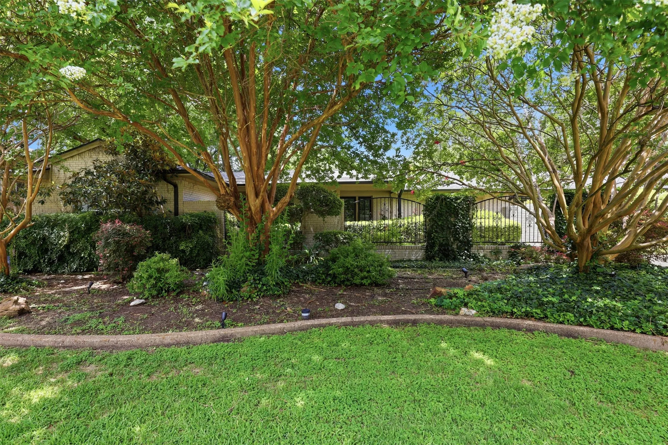 Single Family Residence For Sale in Tarrant County , 4004 Angus Drive, Fort Worth, Texas 76116, 4 Bedroom, 4 Bathroom, 2 Garage spaces, 5,178 Sqft, built in 1960, mls#21302817, Real Estate Agent in Fort Worth, Homes For Sale in Tarrant county, Homes For Sale in Fort Worth, Realtor in Fort Worth Texas, Real Estate Brokerage Independent Realty Texas, Luminita Cordes Realtor