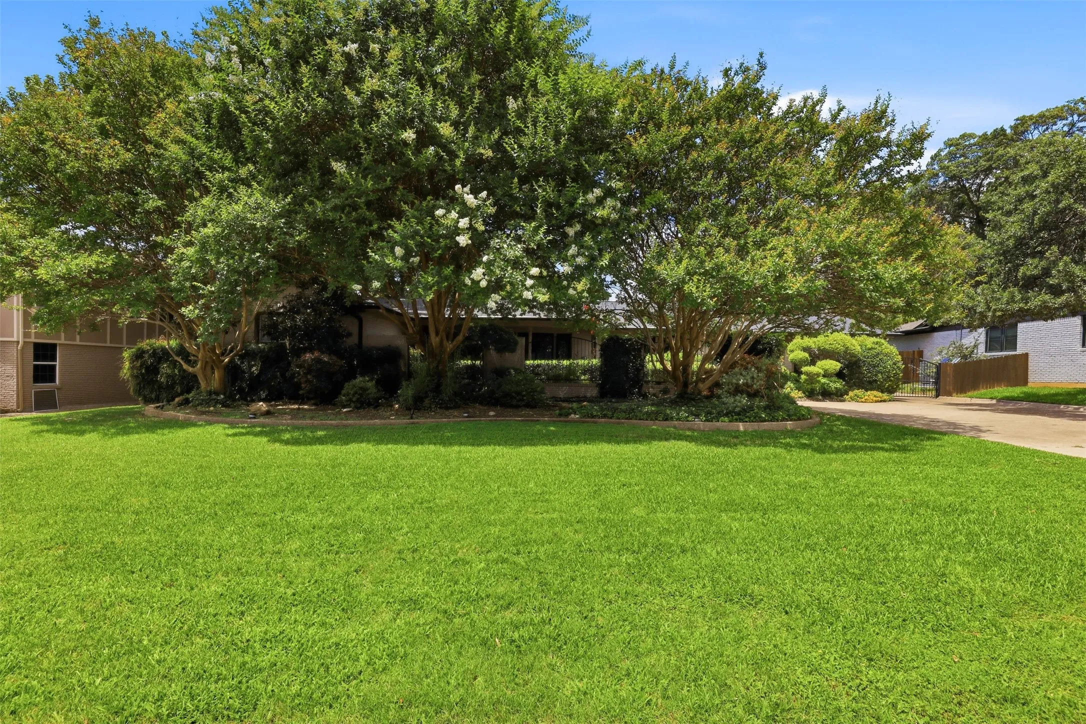 Single Family Residence For Sale in Tarrant County , 4004 Angus Drive, Fort Worth, Texas 76116, 4 Bedroom, 4 Bathroom, 2 Garage spaces, 5,178 Sqft, built in 1960, mls#21302817, Real Estate Agent in Fort Worth, Homes For Sale in Tarrant county, Homes For Sale in Fort Worth, Realtor in Fort Worth Texas, Real Estate Brokerage Independent Realty Texas, Luminita Cordes Realtor