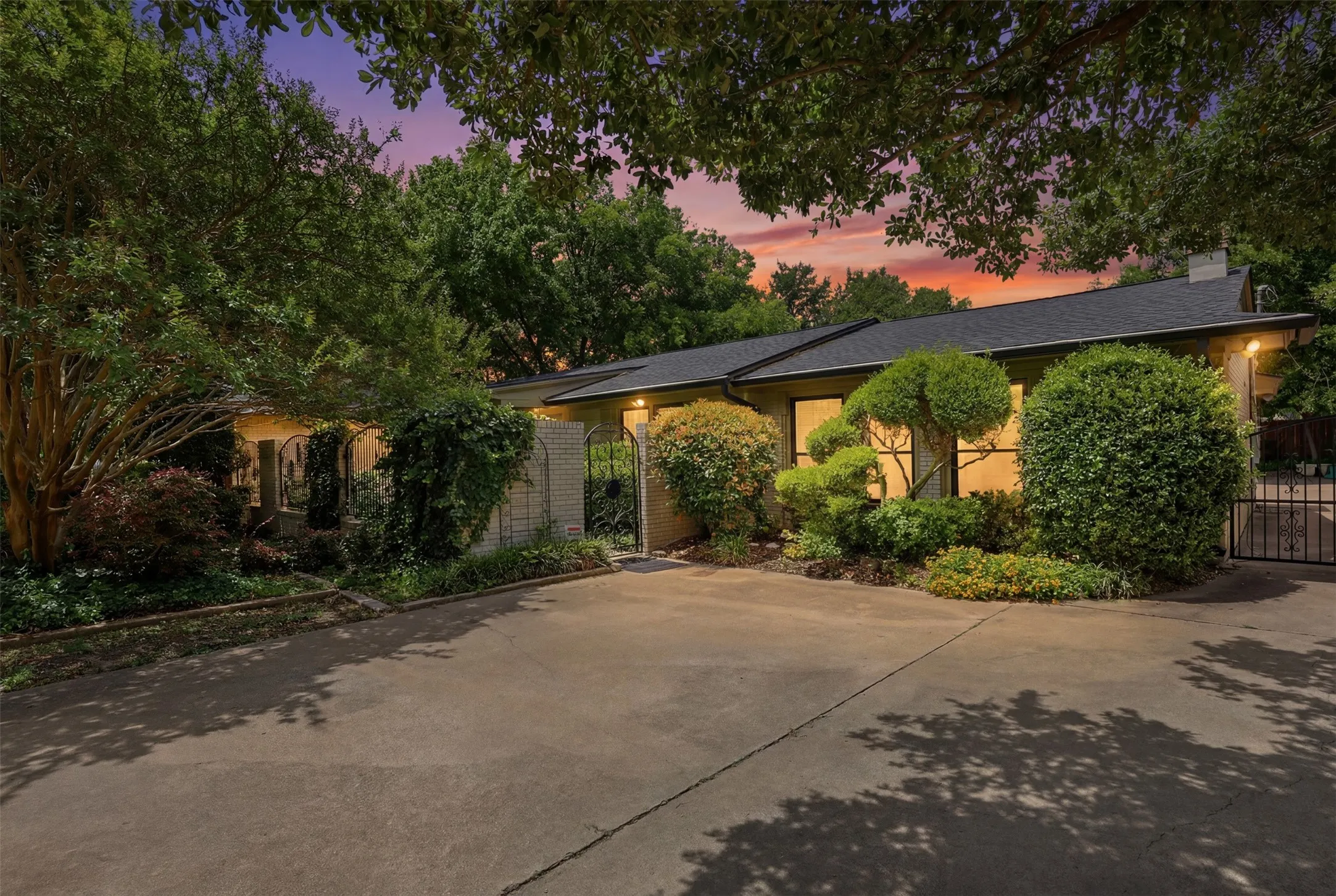 Single Family Residence For Sale in Tarrant County , 4004 Angus Drive, Fort Worth, Texas 76116, 4 Bedroom, 4 Bathroom, 2 Garage spaces, 5,178 Sqft, built in 1960, mls#21302817, Real Estate Agent in Fort Worth, Homes For Sale in Tarrant county, Homes For Sale in Fort Worth, Realtor in Fort Worth Texas, Real Estate Brokerage Independent Realty Texas, Luminita Cordes Realtor