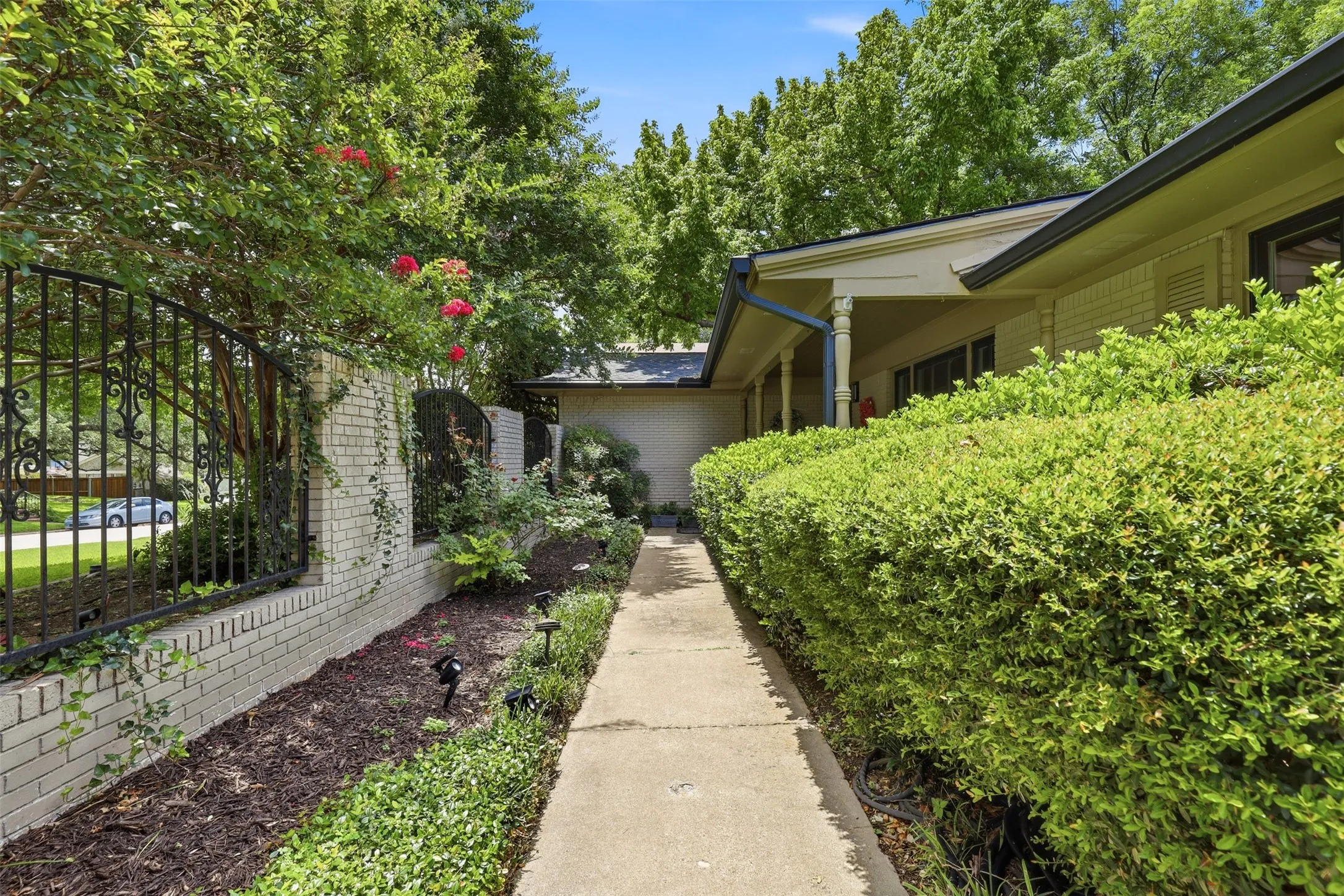 Single Family Residence For Sale in Tarrant County , 4004 Angus Drive, Fort Worth, Texas 76116, 4 Bedroom, 4 Bathroom, 2 Garage spaces, 5,178 Sqft, built in 1960, mls#21302817, Real Estate Agent in Fort Worth, Homes For Sale in Tarrant county, Homes For Sale in Fort Worth, Realtor in Fort Worth Texas, Real Estate Brokerage Independent Realty Texas, Luminita Cordes Realtor