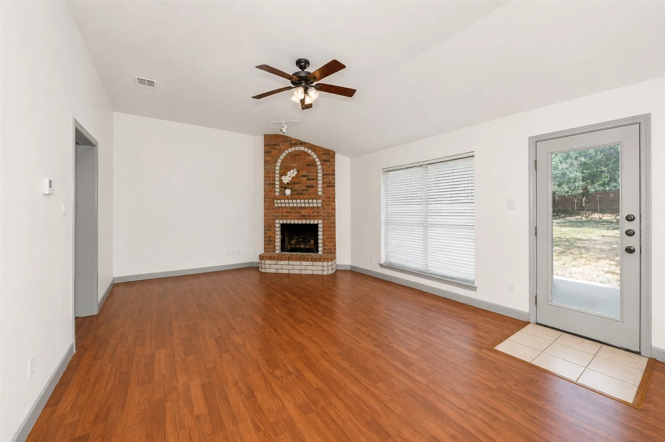 Single Family Residence For Sale in Wise County , 501 Brookfield Drive, Boyd, Texas 76023, 3 Bedroom, 2 Bathroom, 2 Garage spaces, 1,388 Sqft, built in 2002, mls#21302830, Real Estate Agent in Boyd, Homes For Sale in Wise county, Homes For Sale in Boyd, Realtor in Boyd Texas, Real Estate Brokerage Independent Realty Texas, Luminita Cordes Realtor