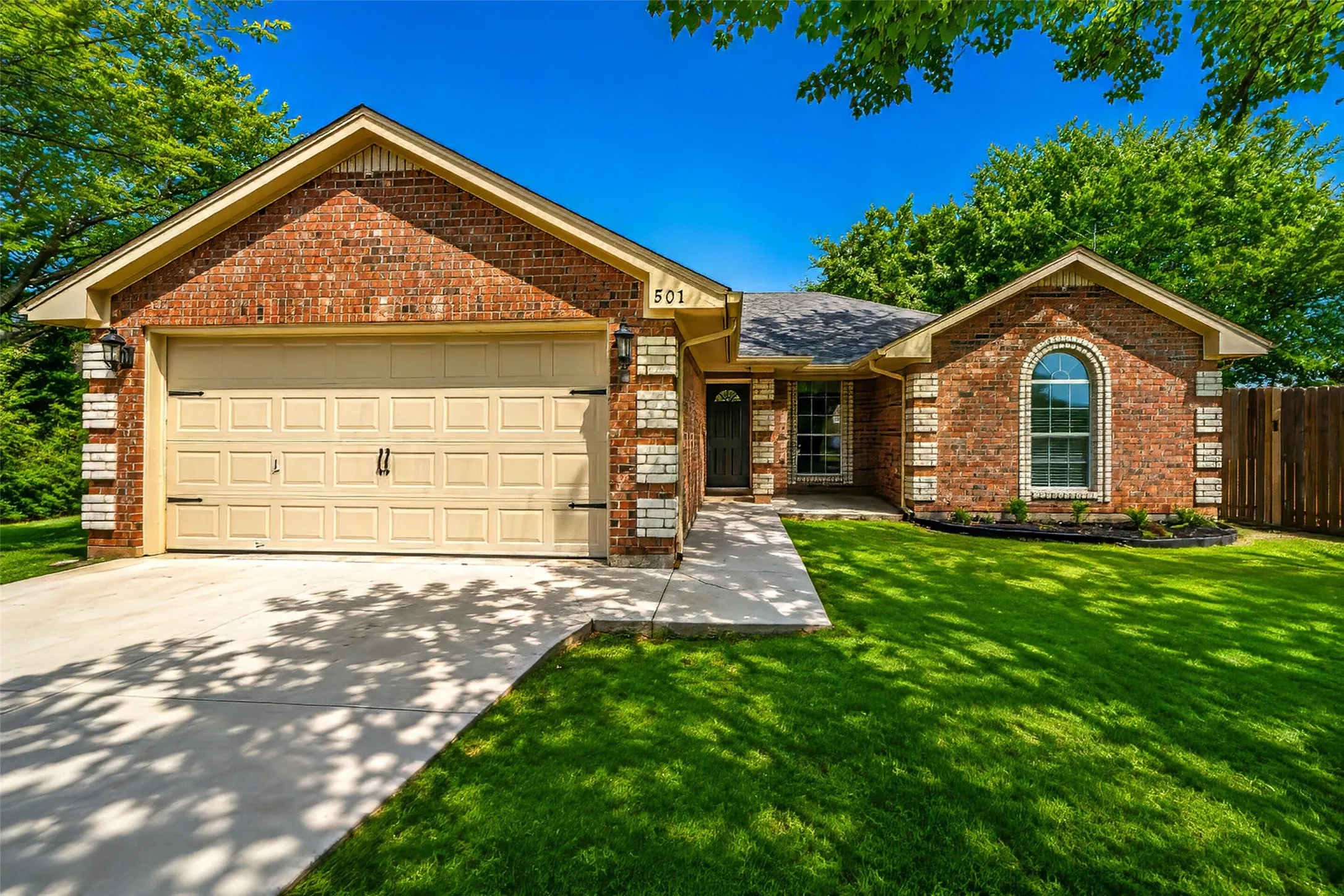 Single Family Residence For Sale in Wise County , 501 Brookfield Drive, Boyd, Texas 76023, 3 Bedroom, 2 Bathroom, 2 Garage spaces, 1,388 Sqft, built in 2002, mls#21302830, Real Estate Agent in Boyd, Homes For Sale in Wise county, Homes For Sale in Boyd, Realtor in Boyd Texas, Real Estate Brokerage Independent Realty Texas, Luminita Cordes Realtor