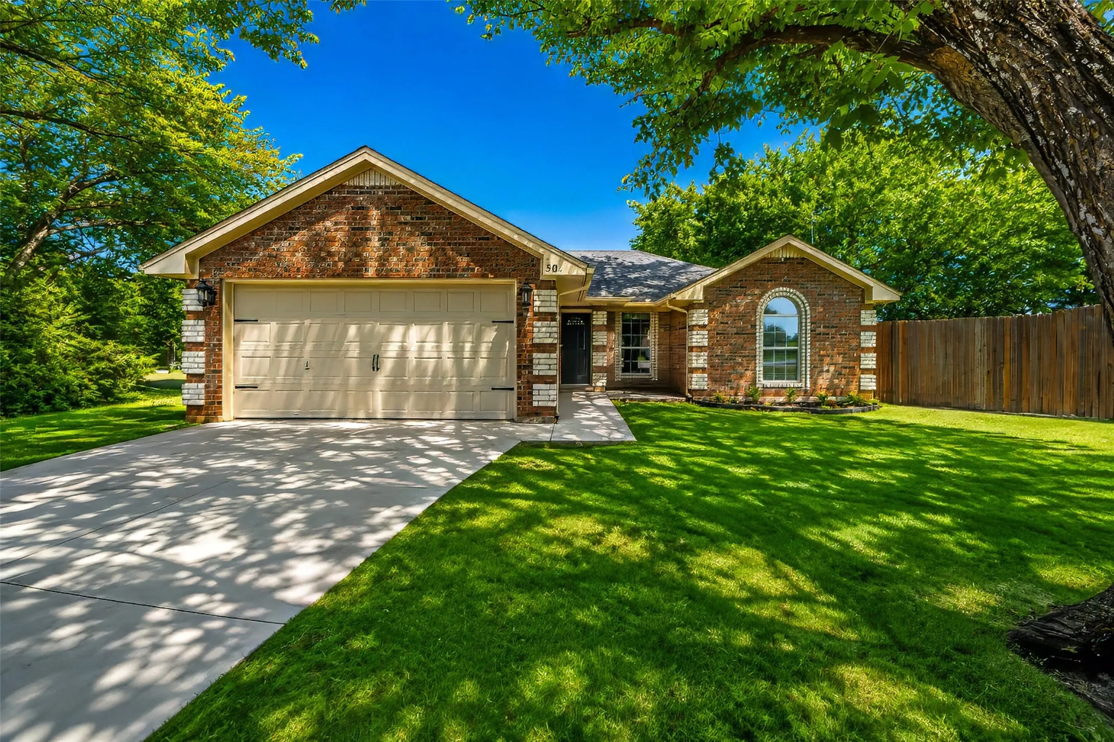 Single Family Residence For Sale in Wise County , 501 Brookfield Drive, Boyd, Texas 76023, 3 Bedroom, 2 Bathroom, 2 Garage spaces, 1,388 Sqft, built in 2002, mls#21302830, Real Estate Agent in Boyd, Homes For Sale in Wise county, Homes For Sale in Boyd, Realtor in Boyd Texas, Real Estate Brokerage Independent Realty Texas, Luminita Cordes Realtor