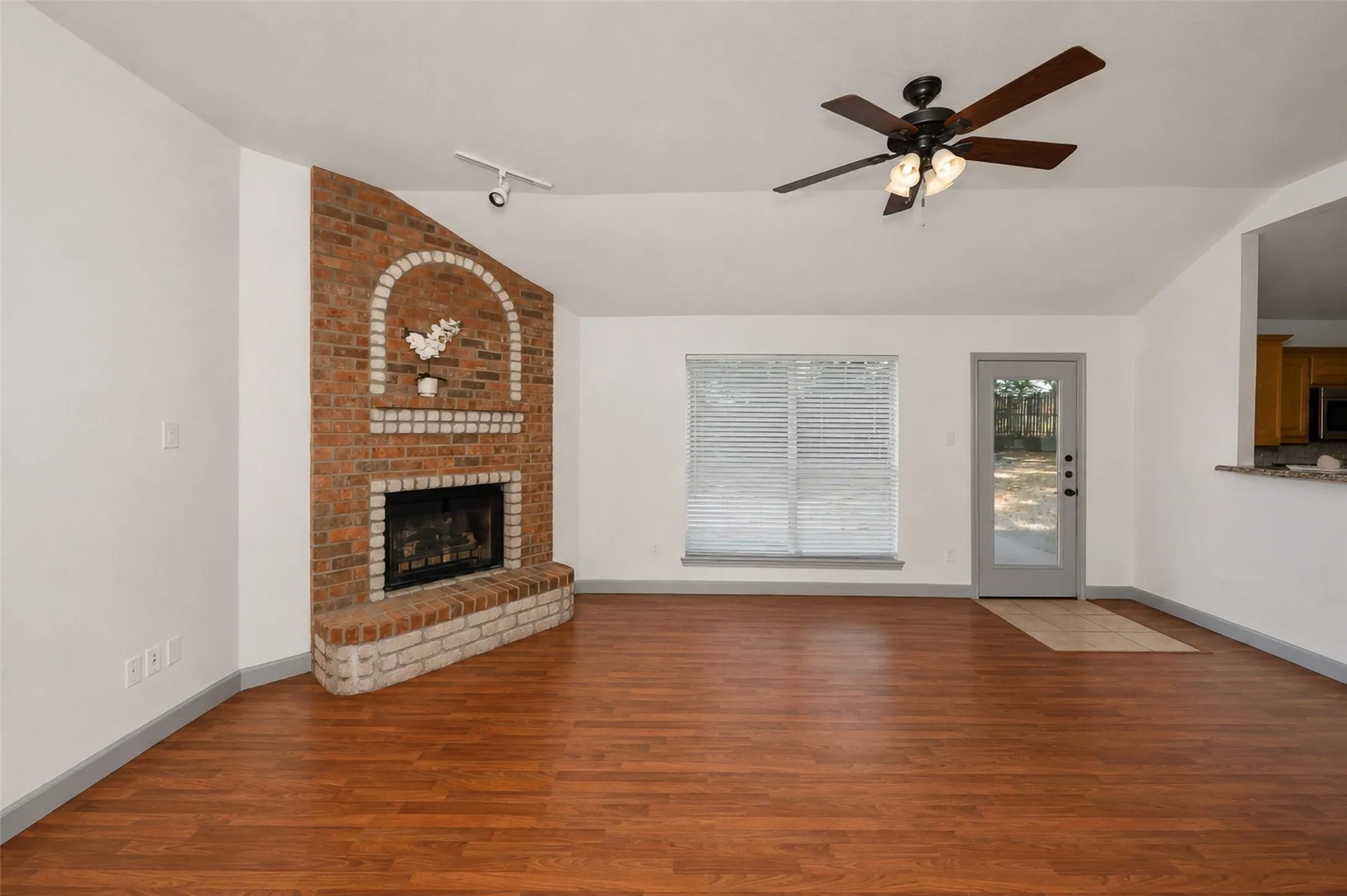 Single Family Residence For Sale in Wise County , 501 Brookfield Drive, Boyd, Texas 76023, 3 Bedroom, 2 Bathroom, 2 Garage spaces, 1,388 Sqft, built in 2002, mls#21302830, Real Estate Agent in Boyd, Homes For Sale in Wise county, Homes For Sale in Boyd, Realtor in Boyd Texas, Real Estate Brokerage Independent Realty Texas, Luminita Cordes Realtor