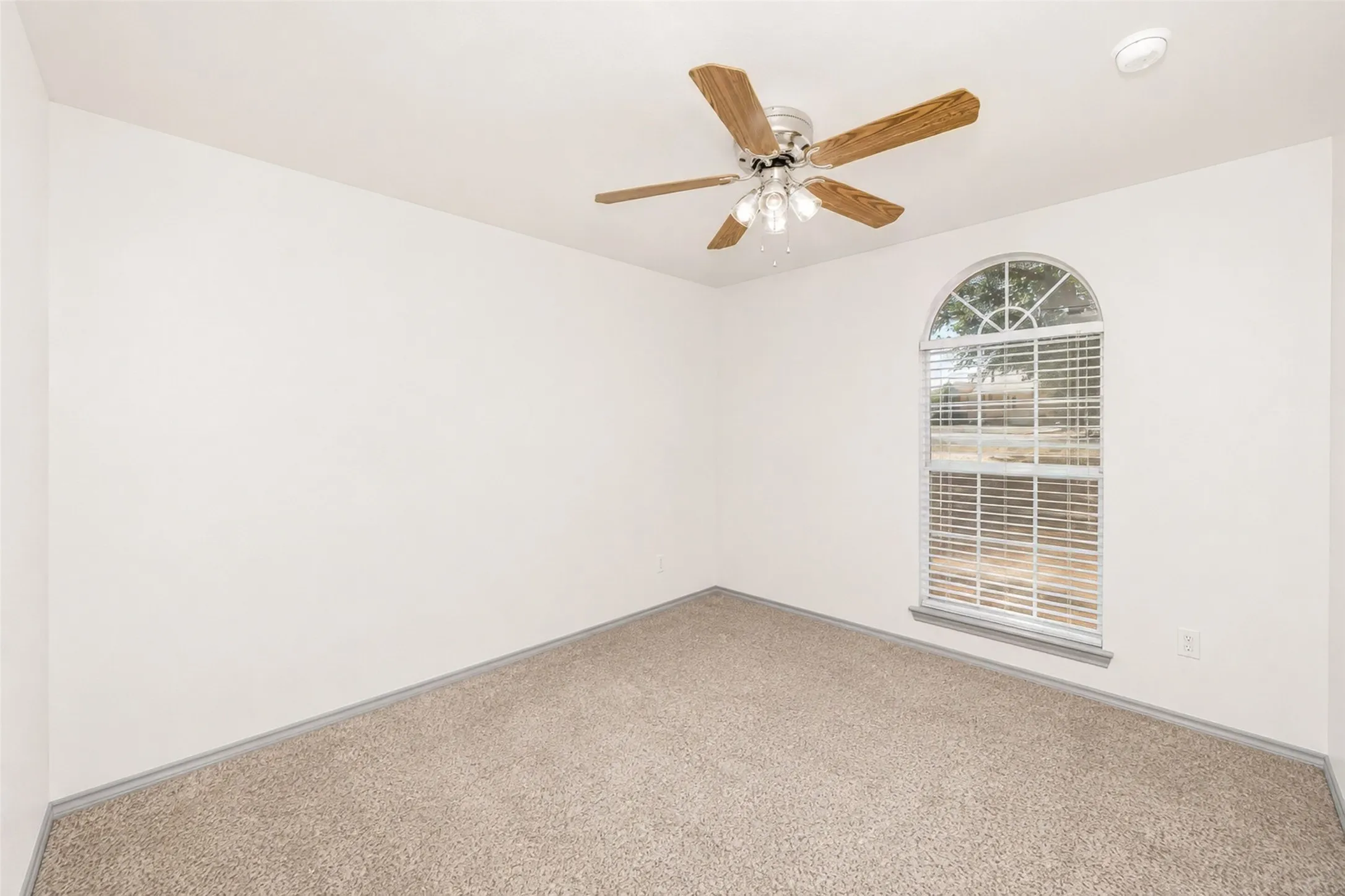 Single Family Residence For Sale in Wise County , 501 Brookfield Drive, Boyd, Texas 76023, 3 Bedroom, 2 Bathroom, 2 Garage spaces, 1,388 Sqft, built in 2002, mls#21302830, Real Estate Agent in Boyd, Homes For Sale in Wise county, Homes For Sale in Boyd, Realtor in Boyd Texas, Real Estate Brokerage Independent Realty Texas, Luminita Cordes Realtor