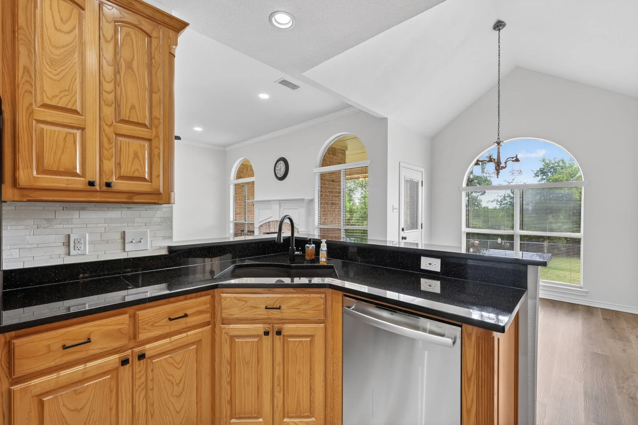 Single Family Residence For Sale in Hood County , 214 Knob Hill Drive, Granbury, Texas 76048, 3 Bedroom, 2 Bathroom, 2 Garage spaces, 2,299 Sqft, built in 2000, mls#21300719, Real Estate Agent in Granbury, Homes For Sale in Hood county, Homes For Sale in Granbury, Realtor in Granbury Texas, Real Estate Brokerage Independent Realty Texas, Luminita Cordes Realtor