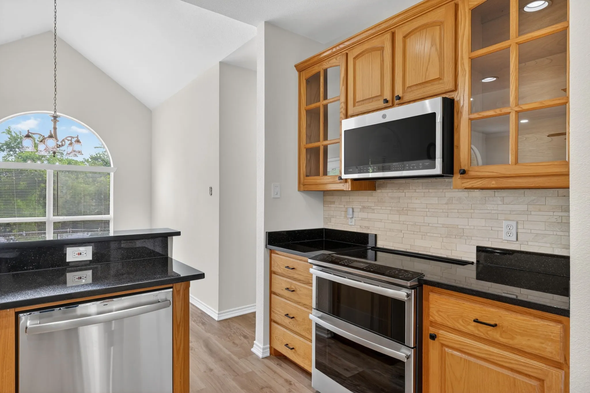 Single Family Residence For Sale in Hood County , 214 Knob Hill Drive, Granbury, Texas 76048, 3 Bedroom, 2 Bathroom, 2 Garage spaces, 2,299 Sqft, built in 2000, mls#21300719, Real Estate Agent in Granbury, Homes For Sale in Hood county, Homes For Sale in Granbury, Realtor in Granbury Texas, Real Estate Brokerage Independent Realty Texas, Luminita Cordes Realtor
