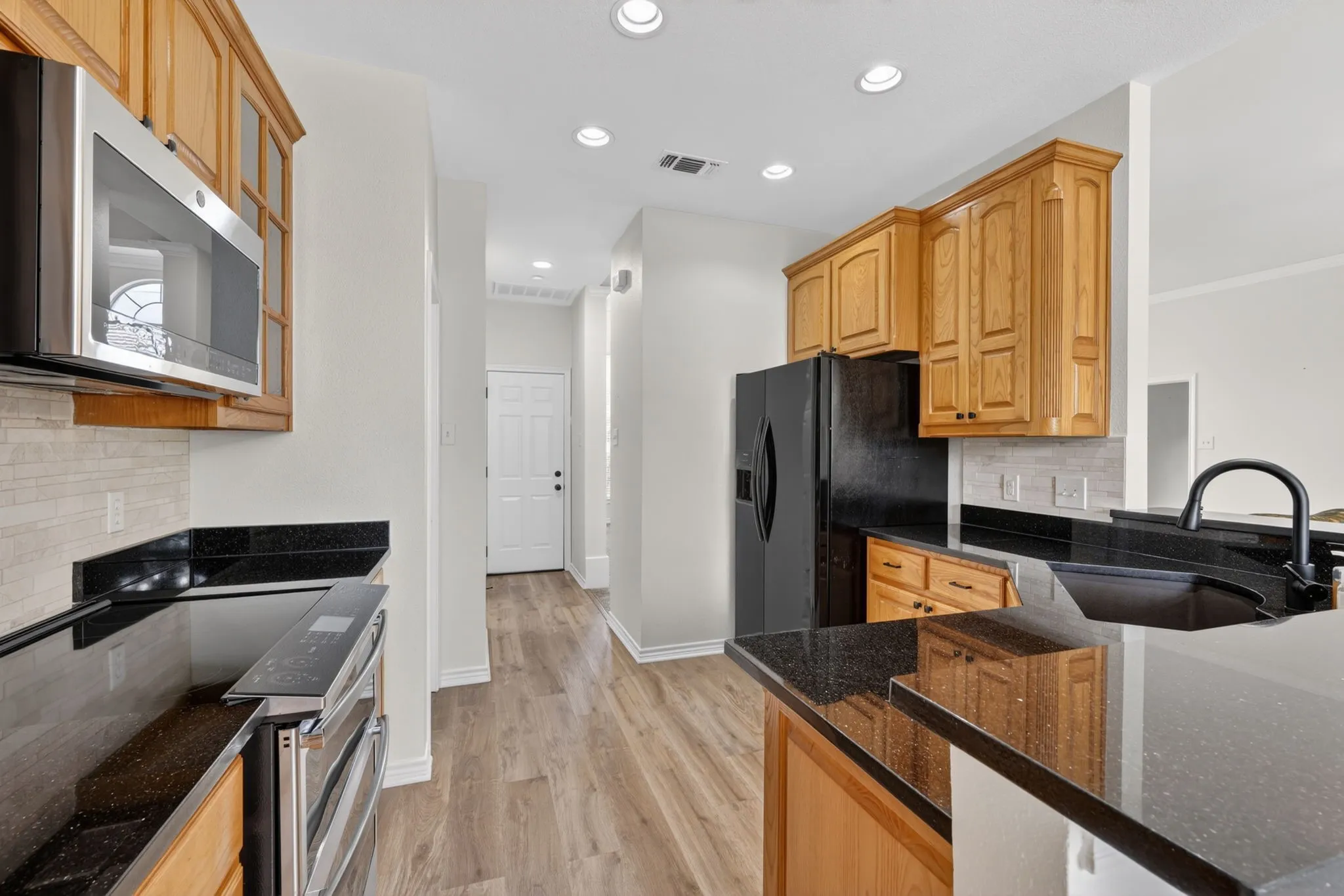 Single Family Residence For Sale in Hood County , 214 Knob Hill Drive, Granbury, Texas 76048, 3 Bedroom, 2 Bathroom, 2 Garage spaces, 2,299 Sqft, built in 2000, mls#21300719, Real Estate Agent in Granbury, Homes For Sale in Hood county, Homes For Sale in Granbury, Realtor in Granbury Texas, Real Estate Brokerage Independent Realty Texas, Luminita Cordes Realtor