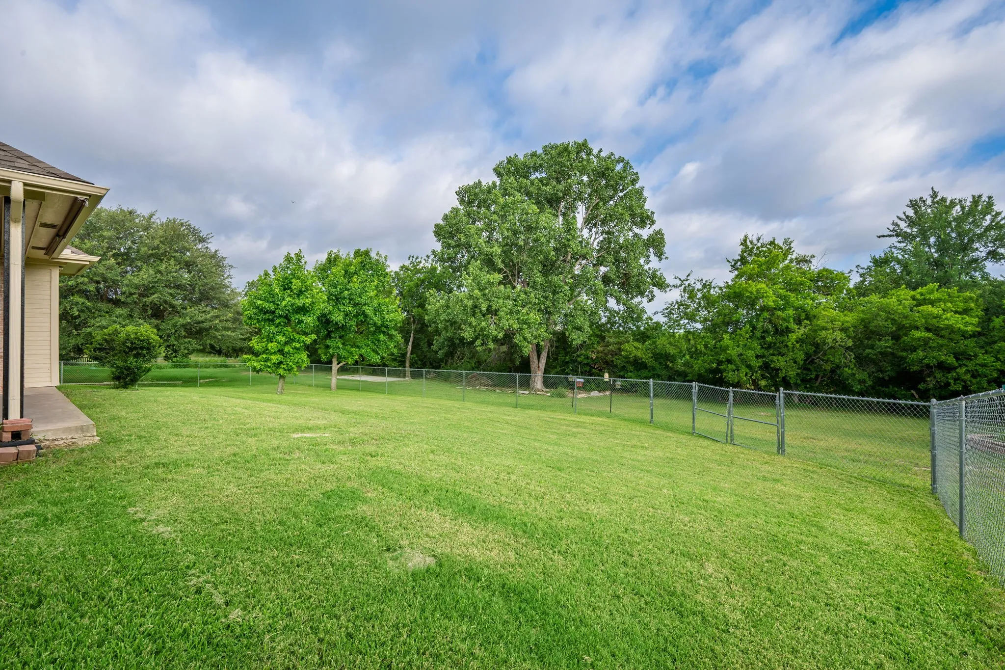 Single Family Residence For Sale in Hood County , 214 Knob Hill Drive, Granbury, Texas 76048, 3 Bedroom, 2 Bathroom, 2 Garage spaces, 2,299 Sqft, built in 2000, mls#21300719, Real Estate Agent in Granbury, Homes For Sale in Hood county, Homes For Sale in Granbury, Realtor in Granbury Texas, Real Estate Brokerage Independent Realty Texas, Luminita Cordes Realtor