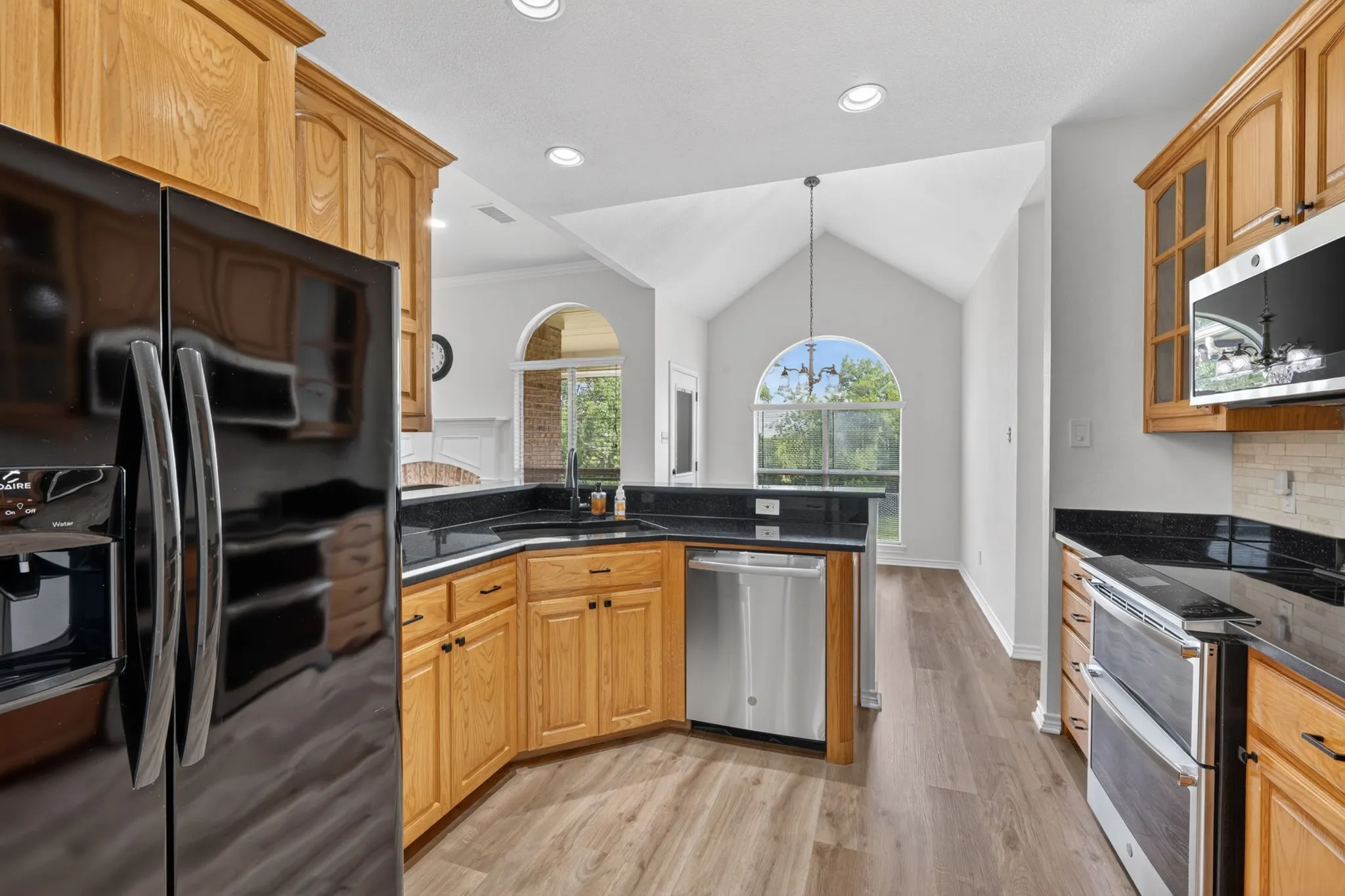 Single Family Residence For Sale in Hood County , 214 Knob Hill Drive, Granbury, Texas 76048, 3 Bedroom, 2 Bathroom, 2 Garage spaces, 2,299 Sqft, built in 2000, mls#21300719, Real Estate Agent in Granbury, Homes For Sale in Hood county, Homes For Sale in Granbury, Realtor in Granbury Texas, Real Estate Brokerage Independent Realty Texas, Luminita Cordes Realtor