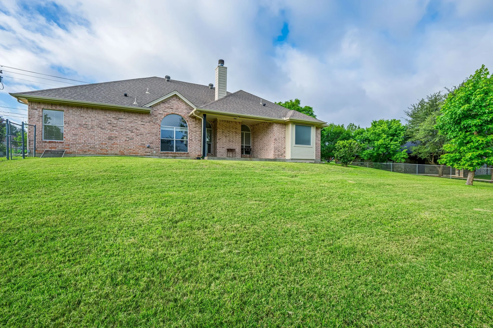 Single Family Residence For Sale in Hood County , 214 Knob Hill Drive, Granbury, Texas 76048, 3 Bedroom, 2 Bathroom, 2 Garage spaces, 2,299 Sqft, built in 2000, mls#21300719, Real Estate Agent in Granbury, Homes For Sale in Hood county, Homes For Sale in Granbury, Realtor in Granbury Texas, Real Estate Brokerage Independent Realty Texas, Luminita Cordes Realtor