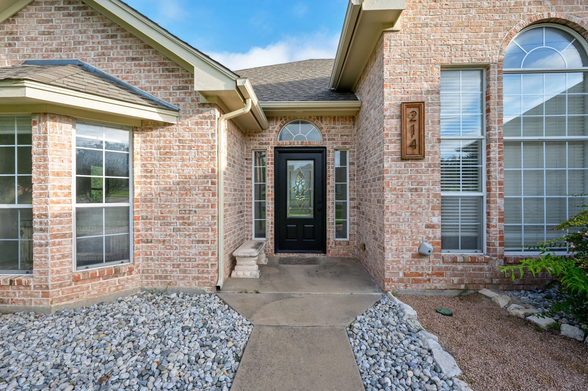 Single Family Residence For Sale in Hood County , 214 Knob Hill Drive, Granbury, Texas 76048, 3 Bedroom, 2 Bathroom, 2 Garage spaces, 2,299 Sqft, built in 2000, mls#21300719, Real Estate Agent in Granbury, Homes For Sale in Hood county, Homes For Sale in Granbury, Realtor in Granbury Texas, Real Estate Brokerage Independent Realty Texas, Luminita Cordes Realtor