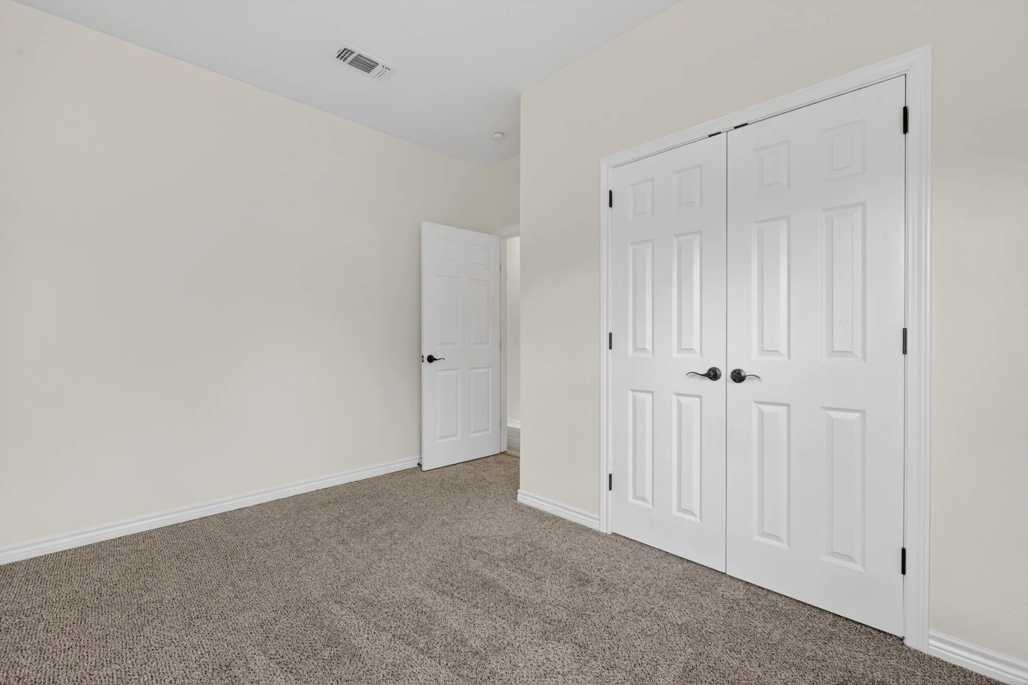 Single Family Residence For Sale in Hood County , 214 Knob Hill Drive, Granbury, Texas 76048, 3 Bedroom, 2 Bathroom, 2 Garage spaces, 2,299 Sqft, built in 2000, mls#21300719, Real Estate Agent in Granbury, Homes For Sale in Hood county, Homes For Sale in Granbury, Realtor in Granbury Texas, Real Estate Brokerage Independent Realty Texas, Luminita Cordes Realtor