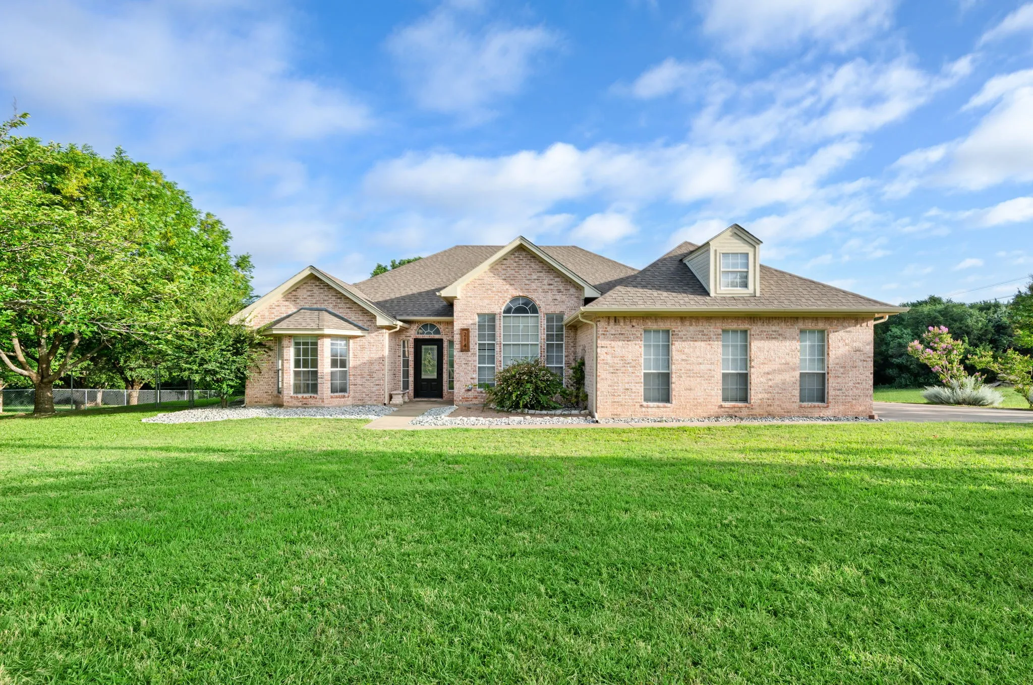Single Family Residence For Sale in Hood County , 214 Knob Hill Drive, Granbury, Texas 76048, 3 Bedroom, 2 Bathroom, 2 Garage spaces, 2,299 Sqft, built in 2000, mls#21300719, Real Estate Agent in Granbury, Homes For Sale in Hood county, Homes For Sale in Granbury, Realtor in Granbury Texas, Real Estate Brokerage Independent Realty Texas, Luminita Cordes Realtor