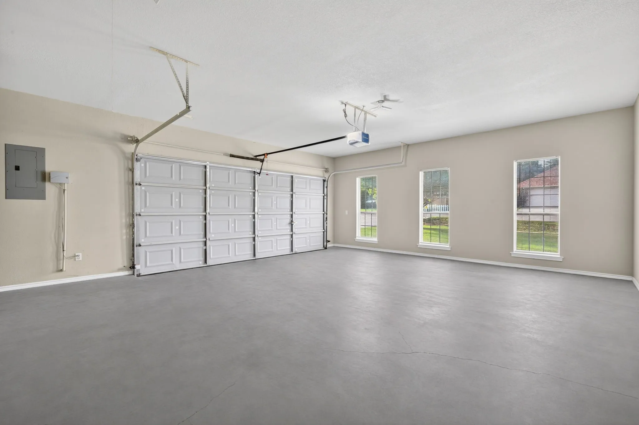 Single Family Residence For Sale in Hood County , 214 Knob Hill Drive, Granbury, Texas 76048, 3 Bedroom, 2 Bathroom, 2 Garage spaces, 2,299 Sqft, built in 2000, mls#21300719, Real Estate Agent in Granbury, Homes For Sale in Hood county, Homes For Sale in Granbury, Realtor in Granbury Texas, Real Estate Brokerage Independent Realty Texas, Luminita Cordes Realtor