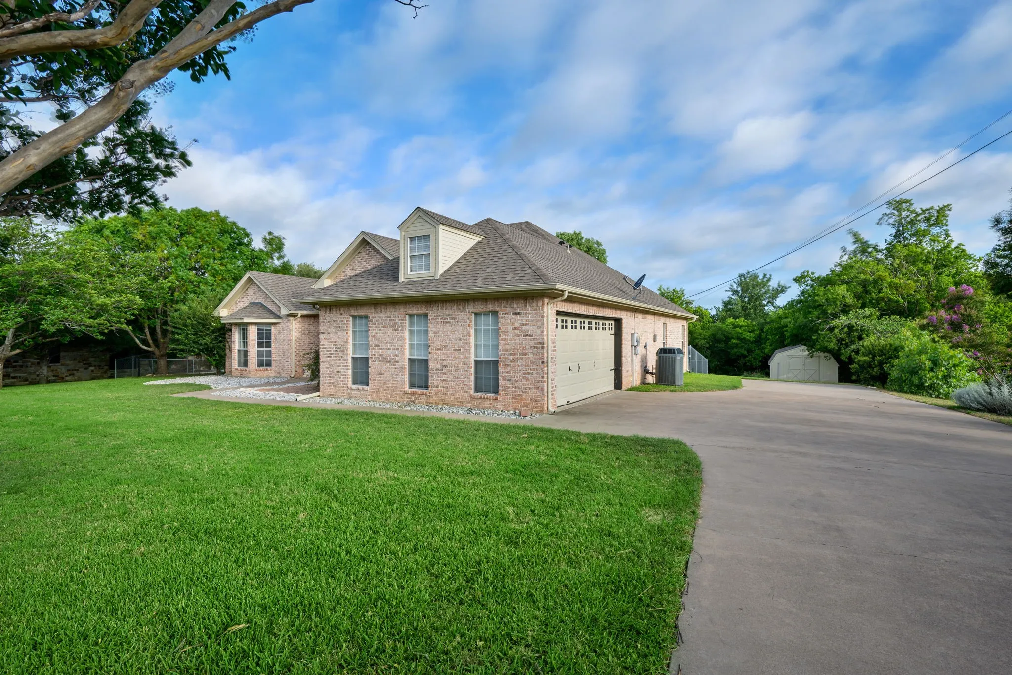 Single Family Residence For Sale in Hood County , 214 Knob Hill Drive, Granbury, Texas 76048, 3 Bedroom, 2 Bathroom, 2 Garage spaces, 2,299 Sqft, built in 2000, mls#21300719, Real Estate Agent in Granbury, Homes For Sale in Hood county, Homes For Sale in Granbury, Realtor in Granbury Texas, Real Estate Brokerage Independent Realty Texas, Luminita Cordes Realtor