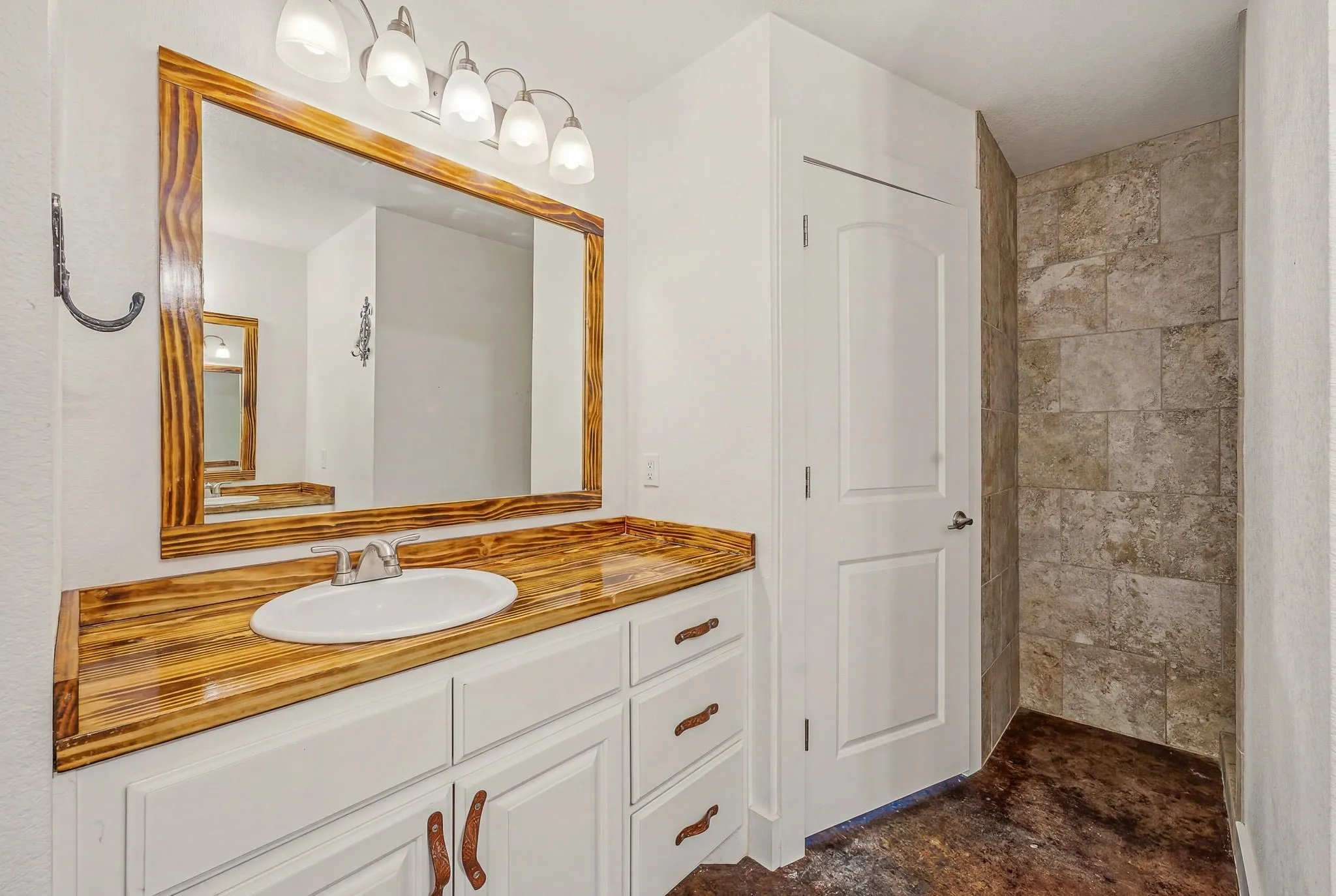 Single Family Residence For Sale in Erath County , 930 County Road 161 Road, Stephenville, Texas 76401, 3 Bedroom, 2 Bathroom, Garage spaces, 1,794 Sqft, built in 2020, Price $975,000, mls#21302657, Real Estate Agent in Stephenville, Homes For Sale in Erath county, Homes For Sale in Stephenville, Realtor in Stephenville Texas, Real Estate Brokerage Independent Realty Texas, Luminita Cordes Realtor