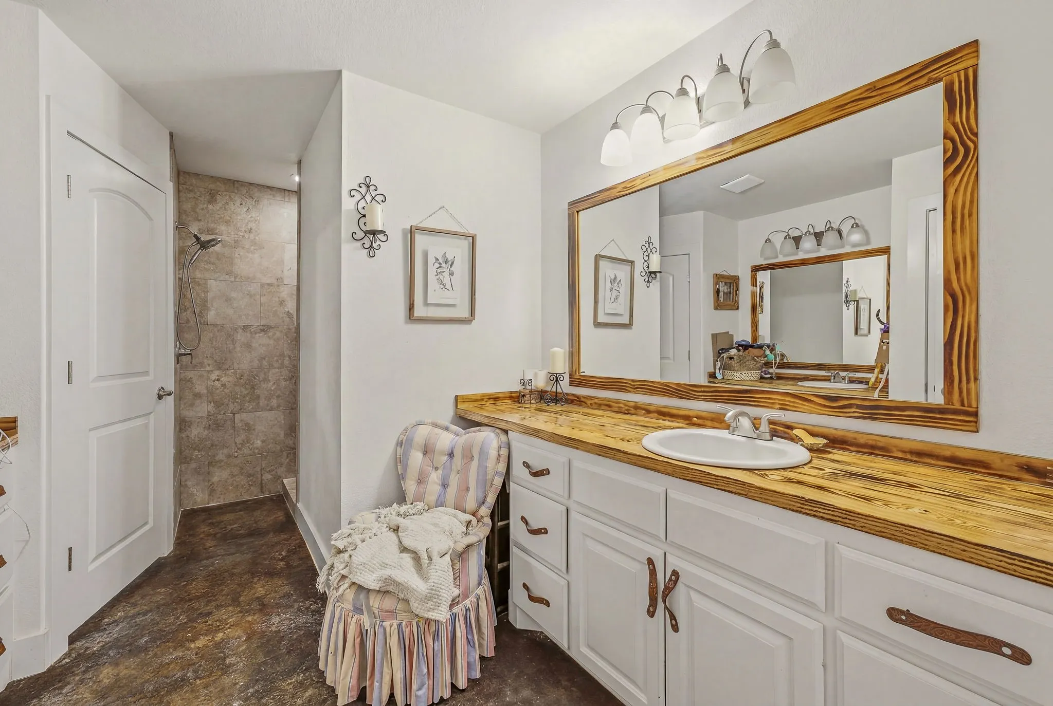 Single Family Residence For Sale in Erath County , 930 County Road 161 Road, Stephenville, Texas 76401, 3 Bedroom, 2 Bathroom, Garage spaces, 1,794 Sqft, built in 2020, Price $975,000, mls#21302657, Real Estate Agent in Stephenville, Homes For Sale in Erath county, Homes For Sale in Stephenville, Realtor in Stephenville Texas, Real Estate Brokerage Independent Realty Texas, Luminita Cordes Realtor