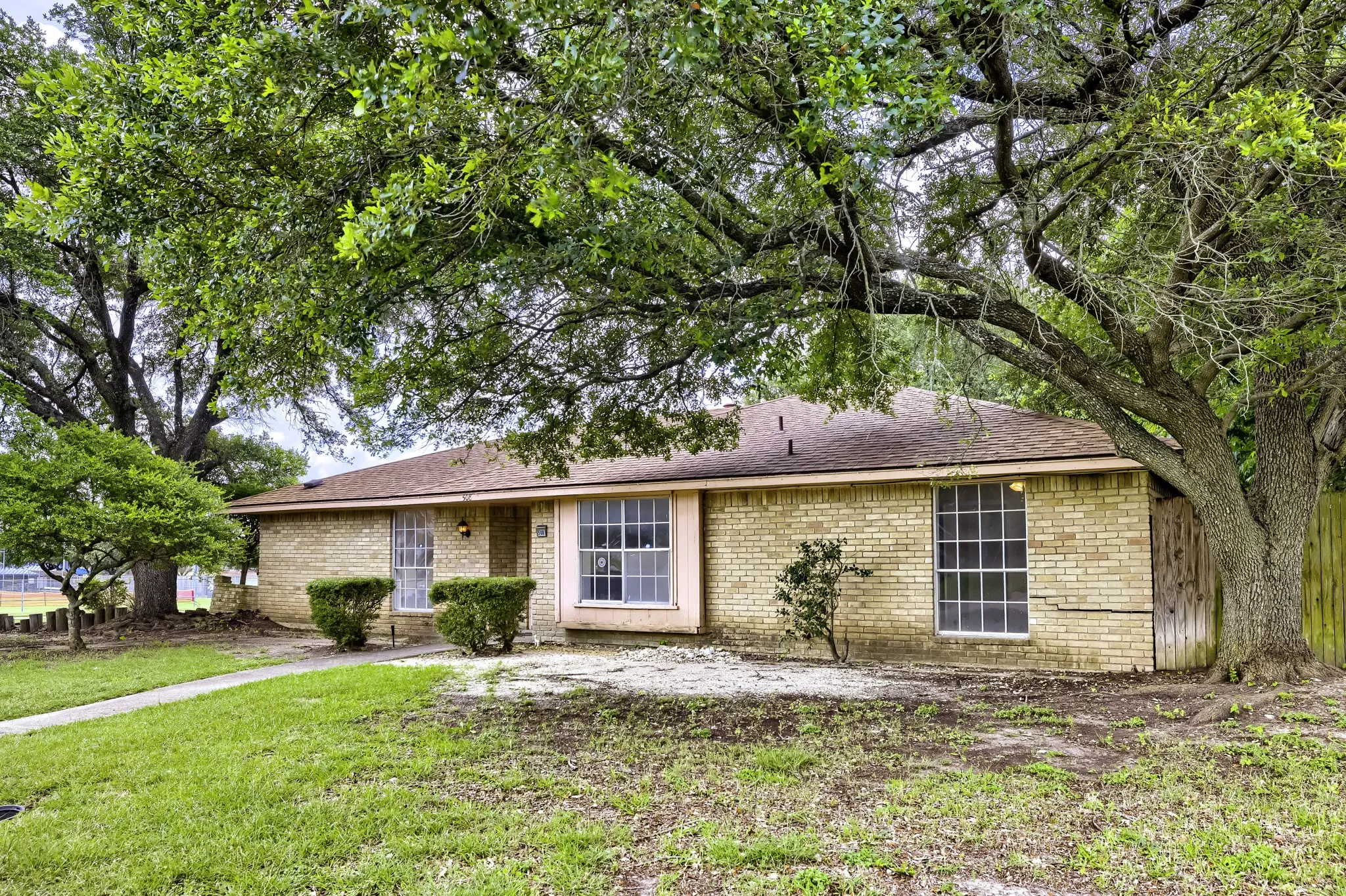 Single Family Residence For Sale in Dallas County , 508 Stony Creek Drive, De Soto, Texas 75115, 3 Bedroom, 2 Bathroom, 2 Garage spaces, 1,612 Sqft, built in 1973, mls#21264052, Real Estate Agent in De Soto, Homes For Sale in Dallas county, Homes For Sale in De Soto, Realtor in De Soto Texas, Real Estate Brokerage Independent Realty Texas, Luminita Cordes Realtor