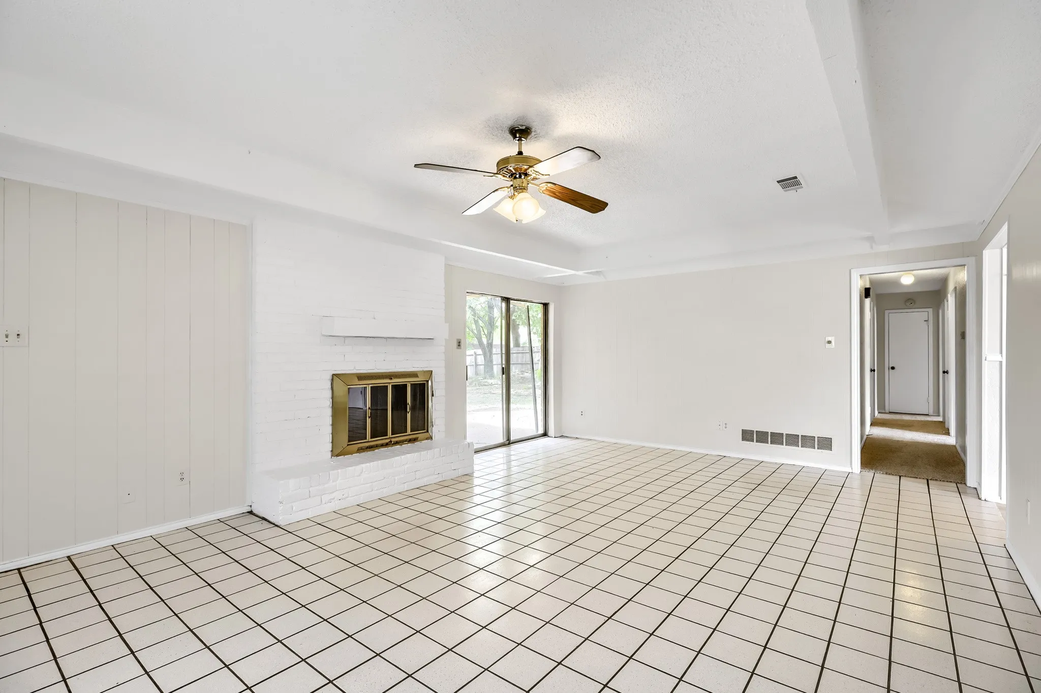 Single Family Residence For Sale in Dallas County , 508 Stony Creek Drive, De Soto, Texas 75115, 3 Bedroom, 2 Bathroom, 2 Garage spaces, 1,612 Sqft, built in 1973, mls#21264052, Real Estate Agent in De Soto, Homes For Sale in Dallas county, Homes For Sale in De Soto, Realtor in De Soto Texas, Real Estate Brokerage Independent Realty Texas, Luminita Cordes Realtor