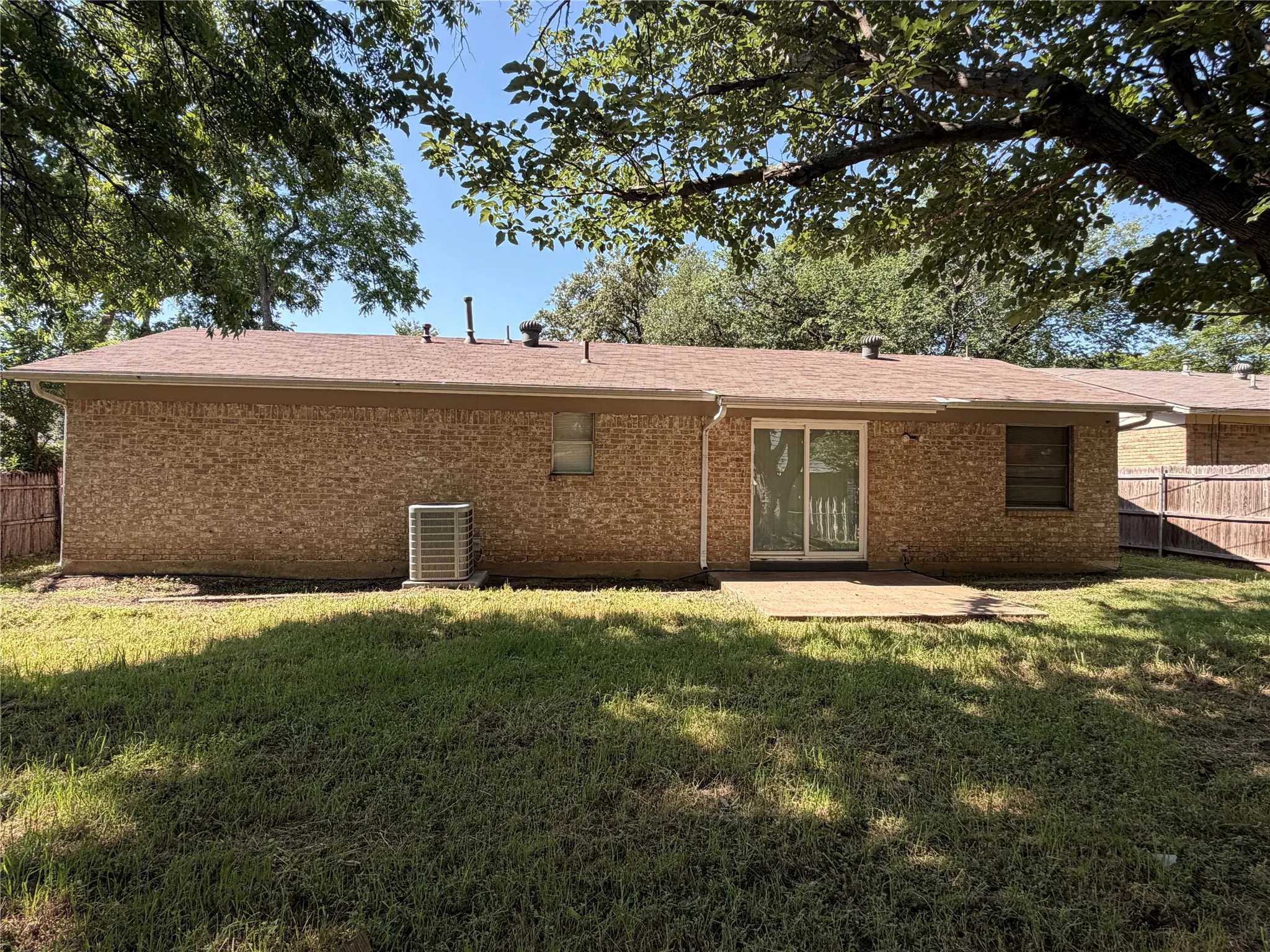 Single Family Residence For Rent in Tarrant County , 7425 Van Natta Lane, Fort Worth, Texas 76112, 3 Bedroom, 2 Bathroom, 2 Garage spaces, 1,634 Sqft, built in 1967, mls#21302856, Real Estate Agent in Fort Worth, Homes For Rent in Tarrant county, Homes For Rent in Fort Worth, Realtor in Fort Worth Texas, Real Estate Brokerage Independent Realty Texas, Luminita Cordes Realtor