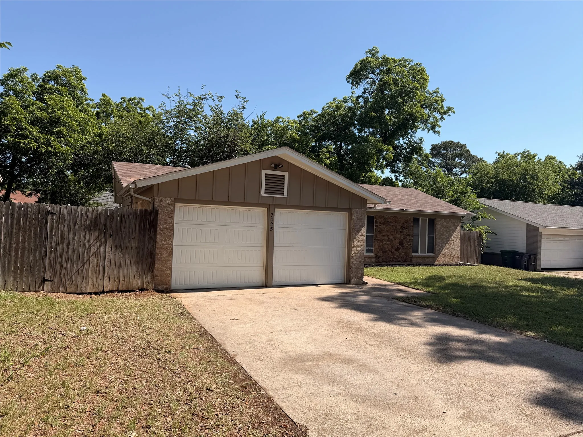 Single Family Residence For Rent in Tarrant County , 7425 Van Natta Lane, Fort Worth, Texas 76112, 3 Bedroom, 2 Bathroom, 2 Garage spaces, 1,634 Sqft, built in 1967, mls#21302856, Real Estate Agent in Fort Worth, Homes For Rent in Tarrant county, Homes For Rent in Fort Worth, Realtor in Fort Worth Texas, Real Estate Brokerage Independent Realty Texas, Luminita Cordes Realtor