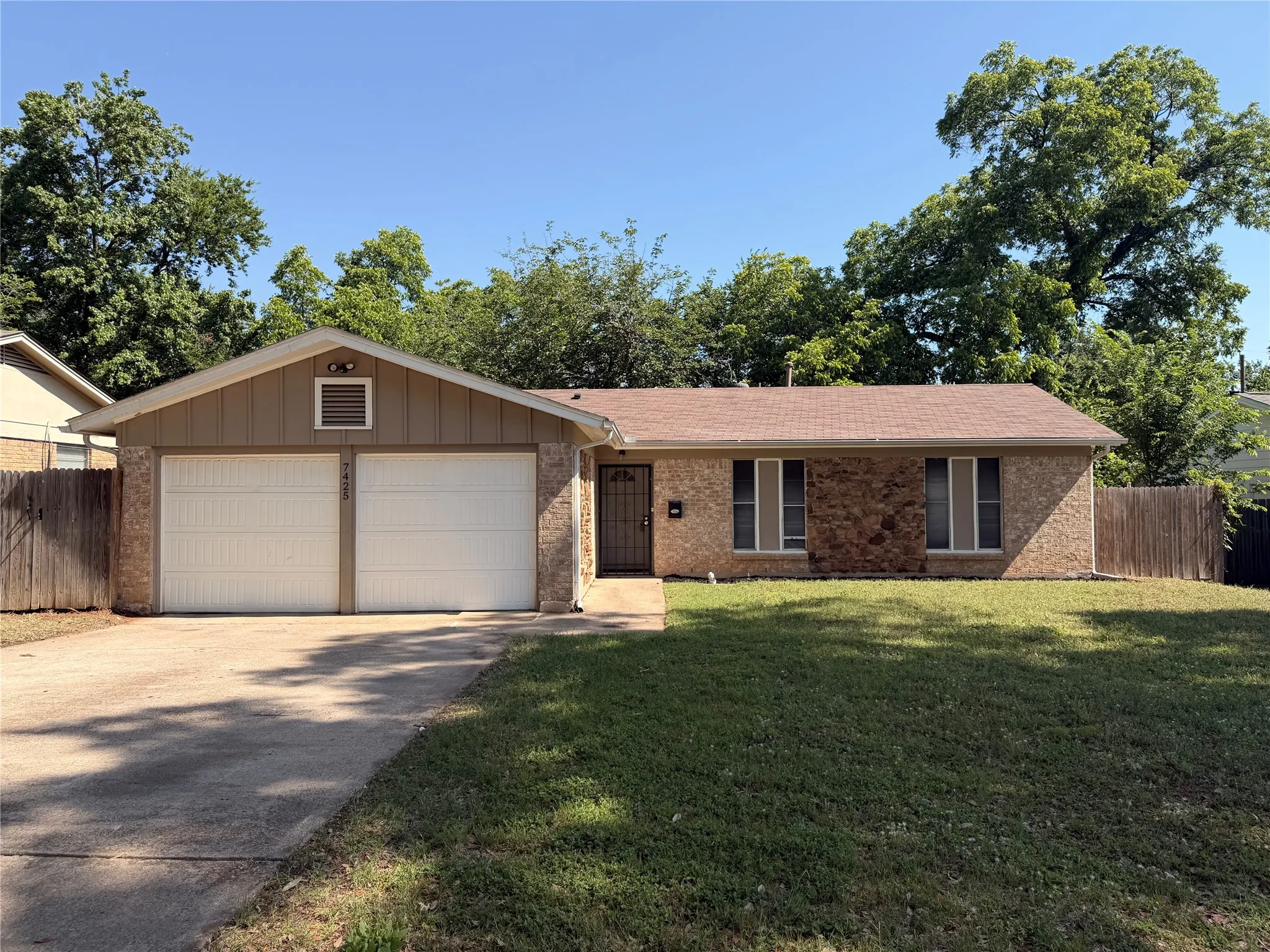 Single Family Residence For Rent in Tarrant County , 7425 Van Natta Lane, Fort Worth, Texas 76112, 3 Bedroom, 2 Bathroom, 2 Garage spaces, 1,634 Sqft, built in 1967, mls#21302856, Real Estate Agent in Fort Worth, Homes For Rent in Tarrant county, Homes For Rent in Fort Worth, Realtor in Fort Worth Texas, Real Estate Brokerage Independent Realty Texas, Luminita Cordes Realtor