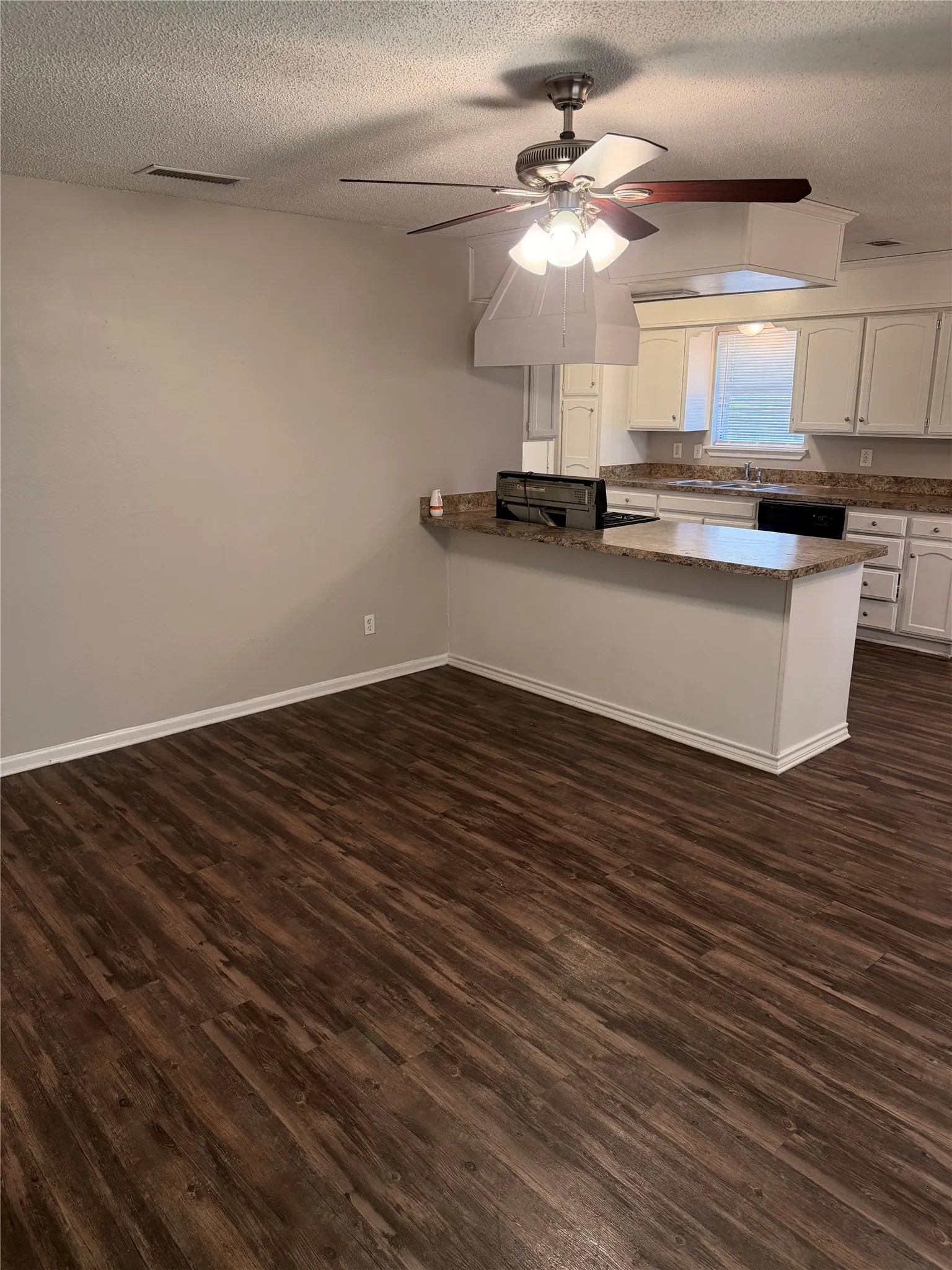 Single Family Residence For Rent in Tarrant County , 7425 Van Natta Lane, Fort Worth, Texas 76112, 3 Bedroom, 2 Bathroom, 2 Garage spaces, 1,634 Sqft, built in 1967, mls#21302856, Real Estate Agent in Fort Worth, Homes For Rent in Tarrant county, Homes For Rent in Fort Worth, Realtor in Fort Worth Texas, Real Estate Brokerage Independent Realty Texas, Luminita Cordes Realtor
