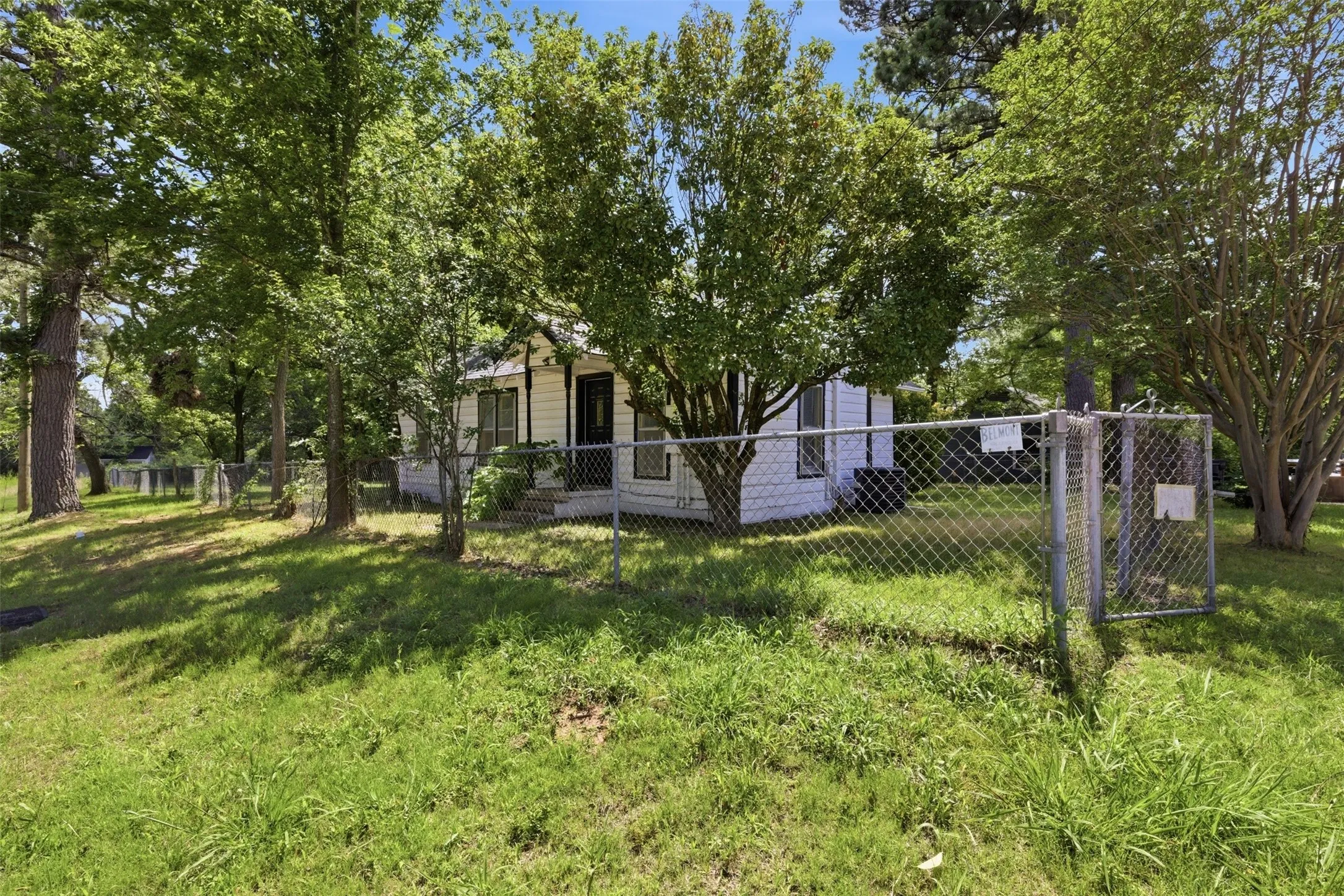 Single Family Residence For Sale in Grayson County , 630 E Acheson Street, Denison, Texas 75021, 3 Bedroom, 1 Bathroom, 1 Garage spaces, 1,086 Sqft, built in 1935, mls#21302183, Real Estate Agent in Denison, Homes For Sale in Grayson county, Homes For Sale in Denison, Realtor in Denison Texas, Real Estate Brokerage Independent Realty Texas, Luminita Cordes Realtor