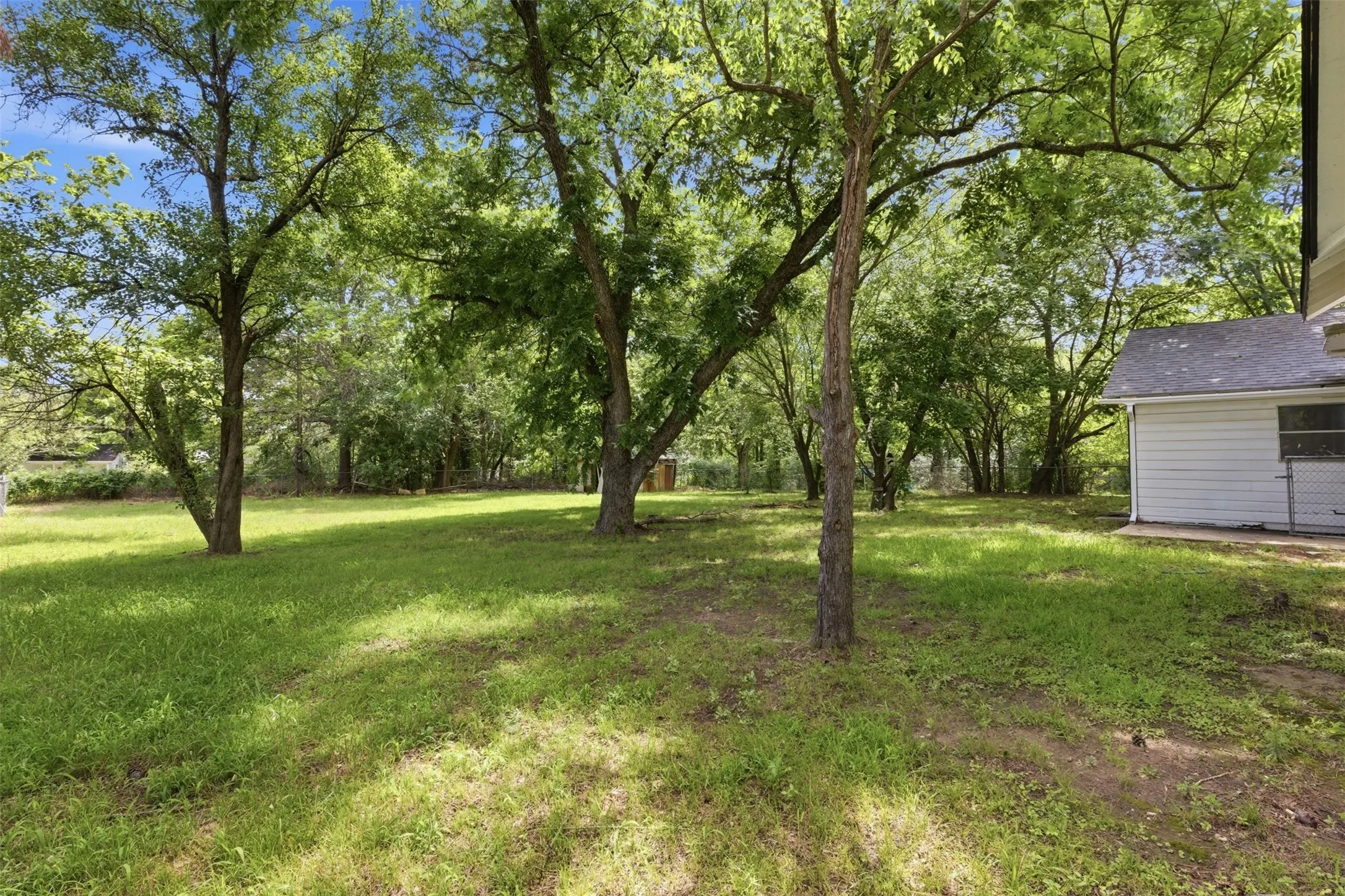 Single Family Residence For Sale in Grayson County , 630 E Acheson Street, Denison, Texas 75021, 3 Bedroom, 1 Bathroom, 1 Garage spaces, 1,086 Sqft, built in 1935, mls#21302183, Real Estate Agent in Denison, Homes For Sale in Grayson county, Homes For Sale in Denison, Realtor in Denison Texas, Real Estate Brokerage Independent Realty Texas, Luminita Cordes Realtor