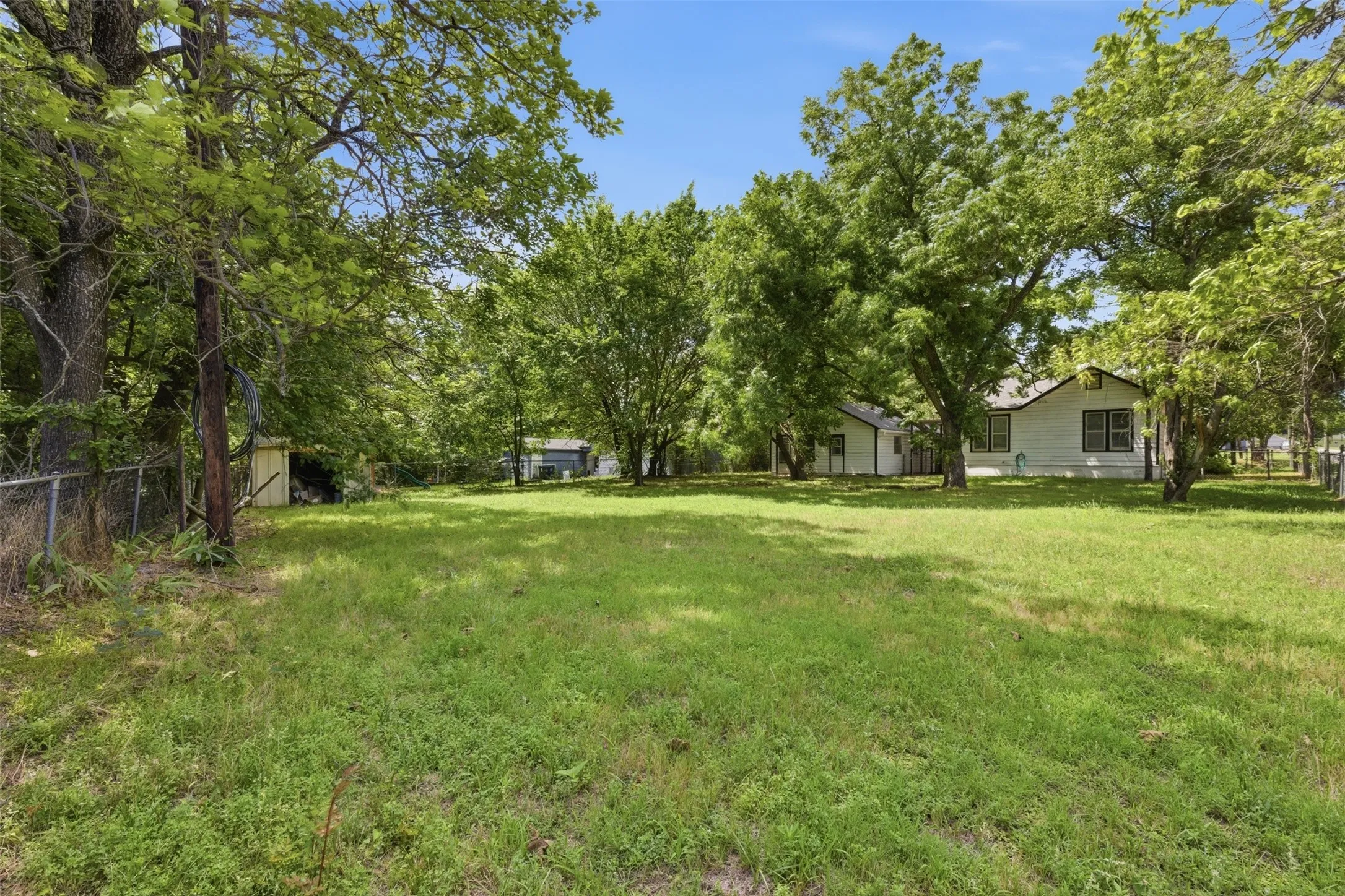 Single Family Residence For Sale in Grayson County , 630 E Acheson Street, Denison, Texas 75021, 3 Bedroom, 1 Bathroom, 1 Garage spaces, 1,086 Sqft, built in 1935, mls#21302183, Real Estate Agent in Denison, Homes For Sale in Grayson county, Homes For Sale in Denison, Realtor in Denison Texas, Real Estate Brokerage Independent Realty Texas, Luminita Cordes Realtor