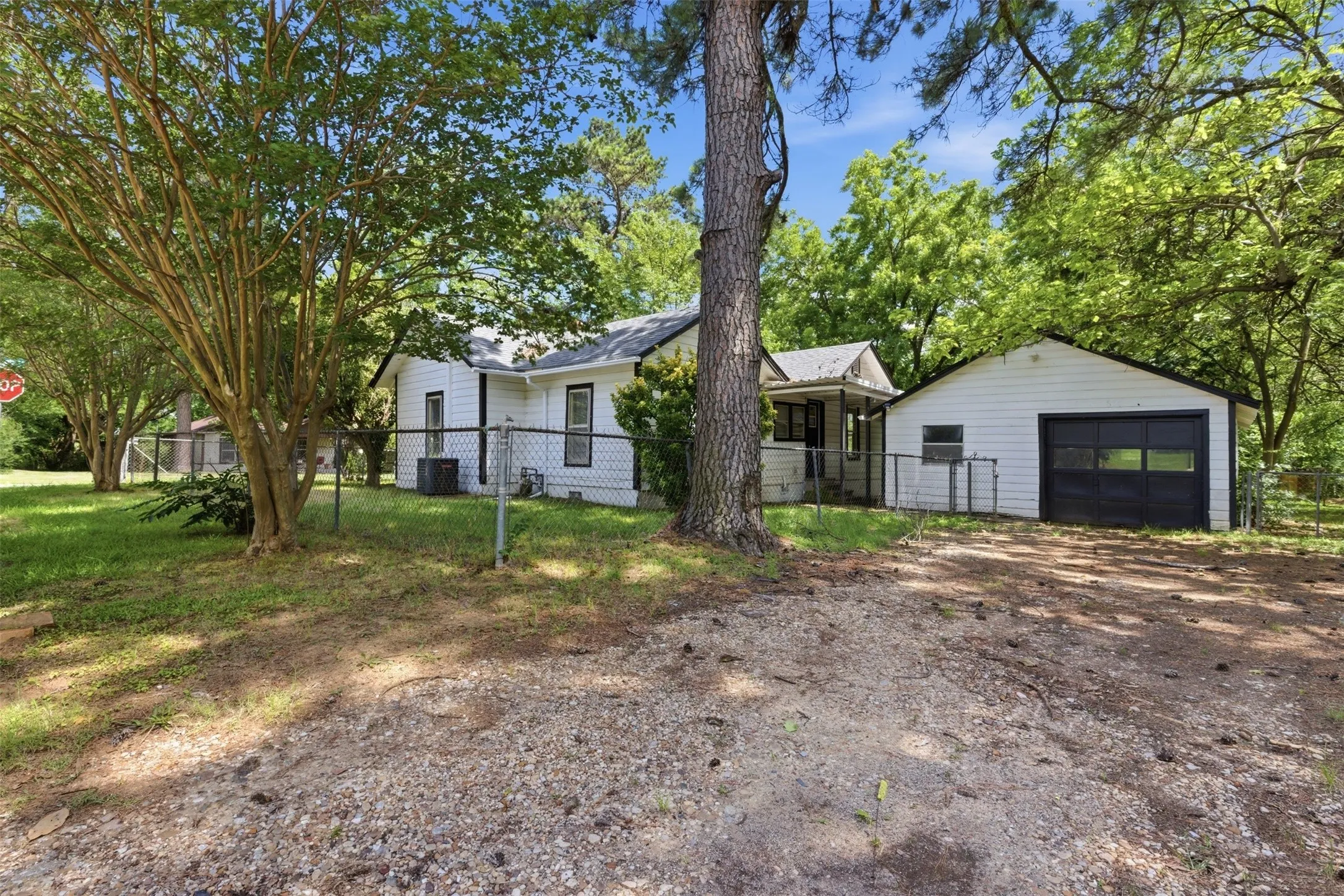 Single Family Residence For Sale in Grayson County , 630 E Acheson Street, Denison, Texas 75021, 3 Bedroom, 1 Bathroom, 1 Garage spaces, 1,086 Sqft, built in 1935, mls#21302183, Real Estate Agent in Denison, Homes For Sale in Grayson county, Homes For Sale in Denison, Realtor in Denison Texas, Real Estate Brokerage Independent Realty Texas, Luminita Cordes Realtor