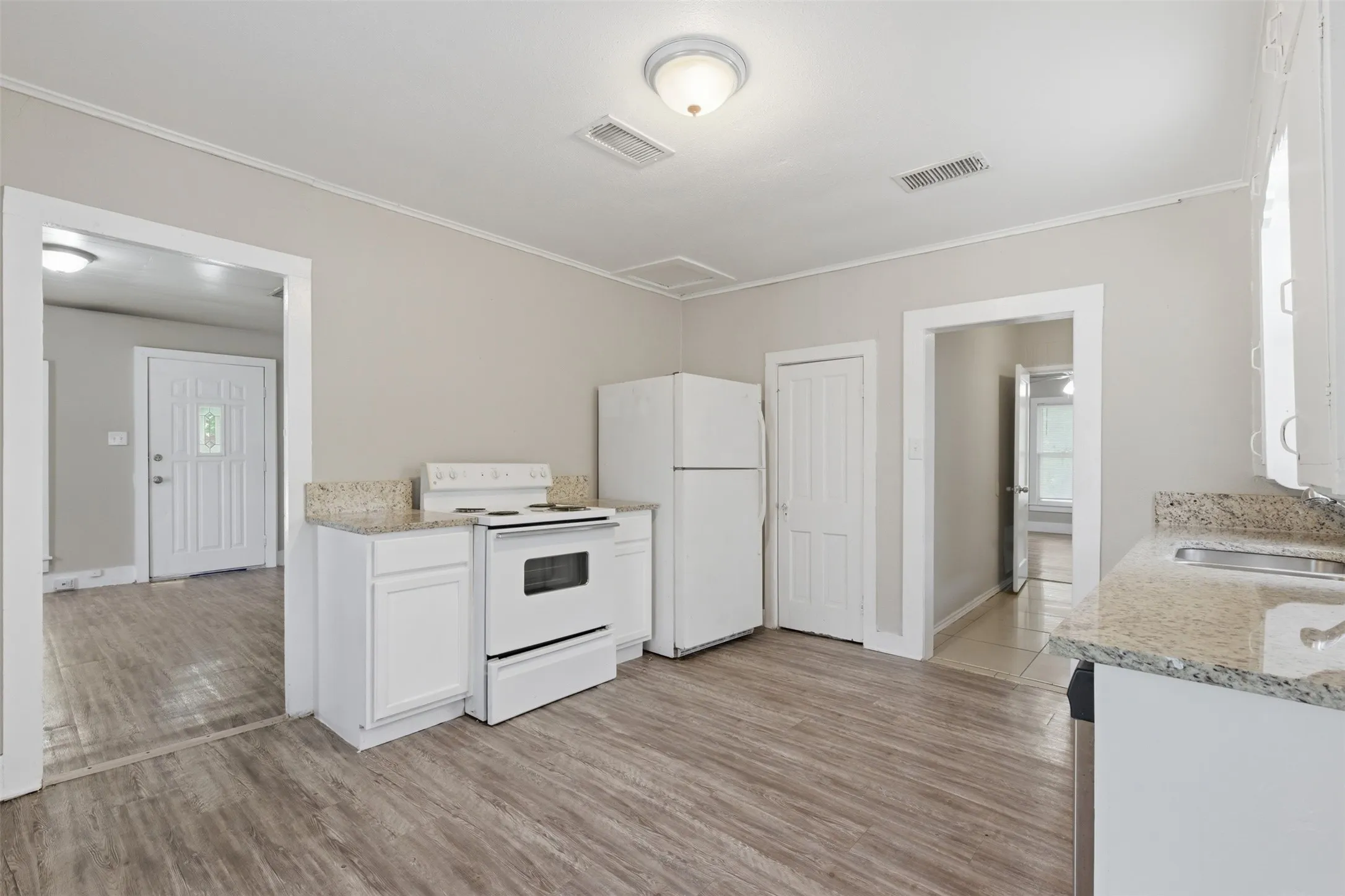 Single Family Residence For Sale in Grayson County , 630 E Acheson Street, Denison, Texas 75021, 3 Bedroom, 1 Bathroom, 1 Garage spaces, 1,086 Sqft, built in 1935, mls#21302183, Real Estate Agent in Denison, Homes For Sale in Grayson county, Homes For Sale in Denison, Realtor in Denison Texas, Real Estate Brokerage Independent Realty Texas, Luminita Cordes Realtor