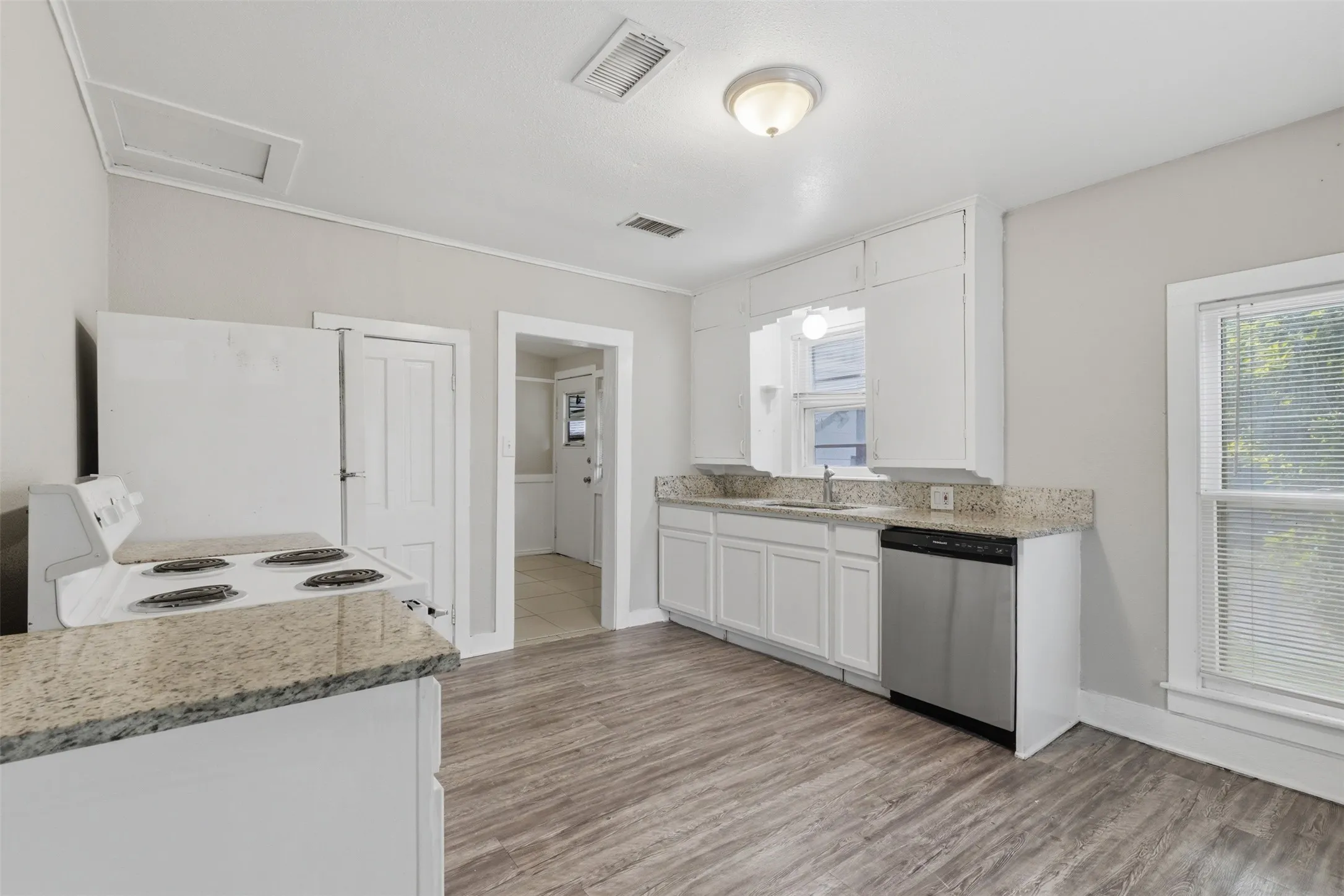 Single Family Residence For Sale in Grayson County , 630 E Acheson Street, Denison, Texas 75021, 3 Bedroom, 1 Bathroom, 1 Garage spaces, 1,086 Sqft, built in 1935, mls#21302183, Real Estate Agent in Denison, Homes For Sale in Grayson county, Homes For Sale in Denison, Realtor in Denison Texas, Real Estate Brokerage Independent Realty Texas, Luminita Cordes Realtor