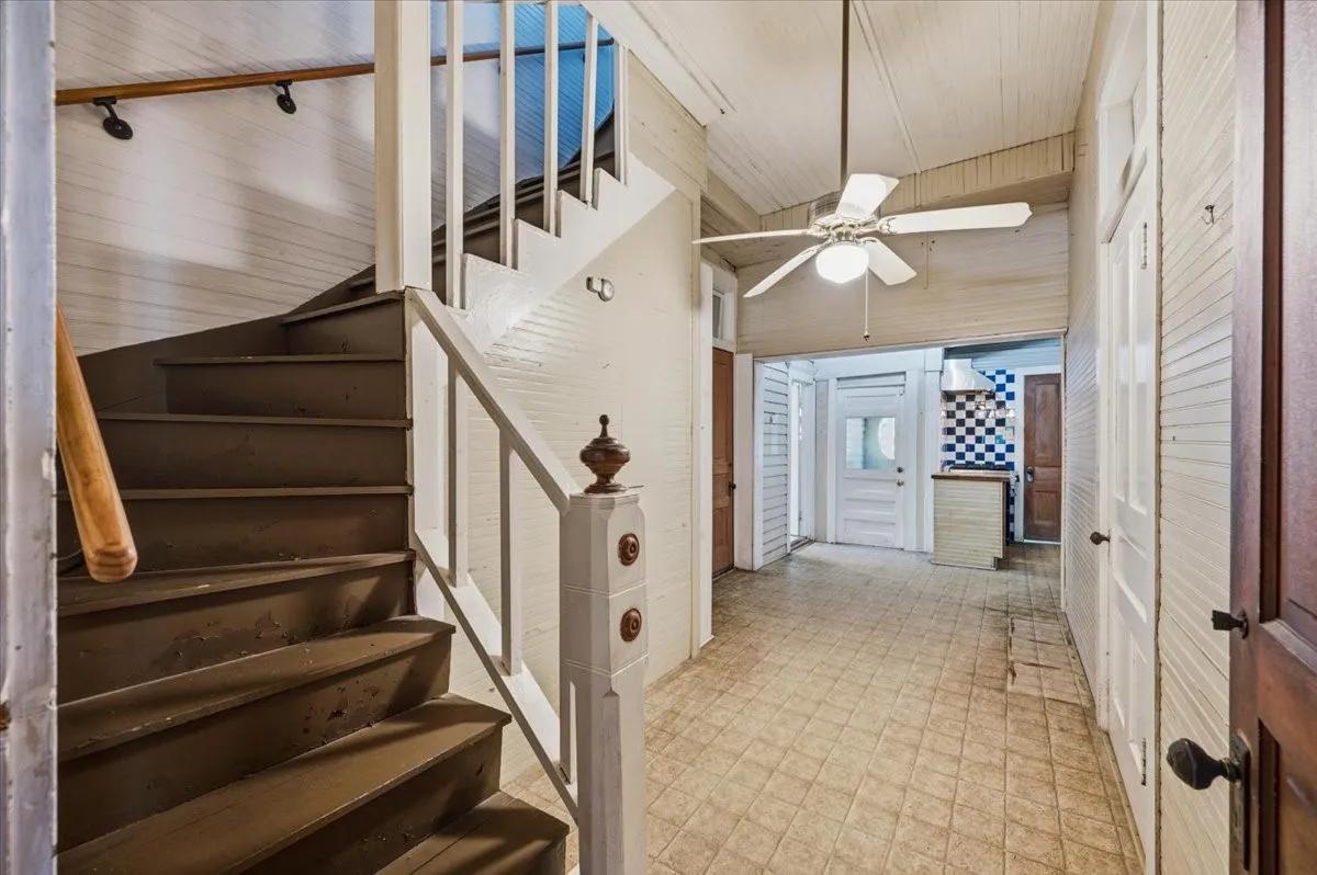 Single Family Residence For Sale in Ellis County , 200 S Hawkins Street, Waxahachie, Texas 75165, 4 Bedroom, 2 Bathroom, Garage spaces, 3,916 Sqft, built in 1880, mls#21302864, Real Estate Agent in Waxahachie, Homes For Sale in Ellis county, Homes For Sale in Waxahachie, Realtor in Waxahachie Texas, Real Estate Brokerage Independent Realty Texas, Luminita Cordes Realtor