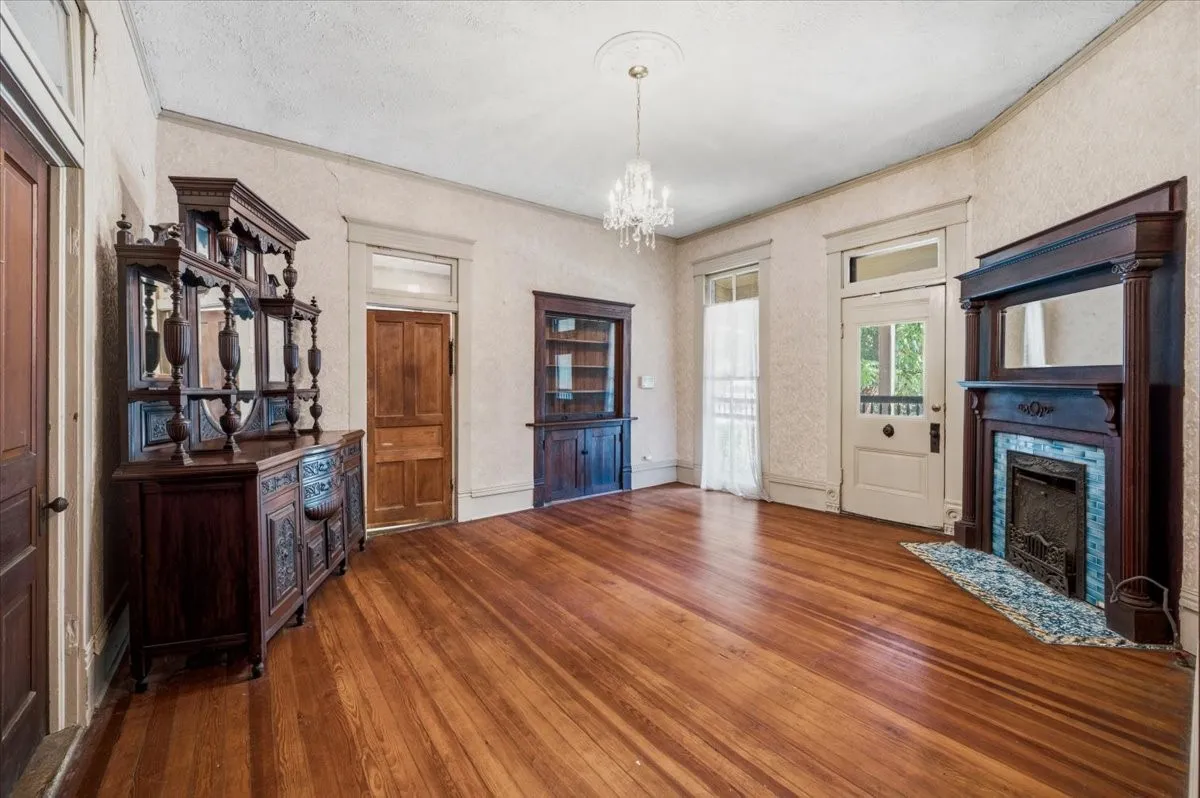 Single Family Residence For Sale in Ellis County , 200 S Hawkins Street, Waxahachie, Texas 75165, 4 Bedroom, 2 Bathroom, Garage spaces, 3,916 Sqft, built in 1880, mls#21302864, Real Estate Agent in Waxahachie, Homes For Sale in Ellis county, Homes For Sale in Waxahachie, Realtor in Waxahachie Texas, Real Estate Brokerage Independent Realty Texas, Luminita Cordes Realtor