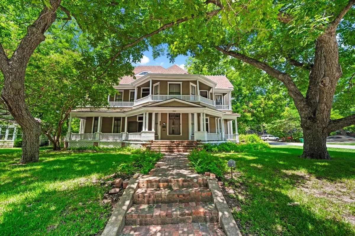 Single Family Residence For Sale in Ellis County , 200 S Hawkins Street, Waxahachie, Texas 75165, 4 Bedroom, 2 Bathroom, Garage spaces, 3,916 Sqft, built in 1880, mls#21302864, Real Estate Agent in Waxahachie, Homes For Sale in Ellis county, Homes For Sale in Waxahachie, Realtor in Waxahachie Texas, Real Estate Brokerage Independent Realty Texas, Luminita Cordes Realtor