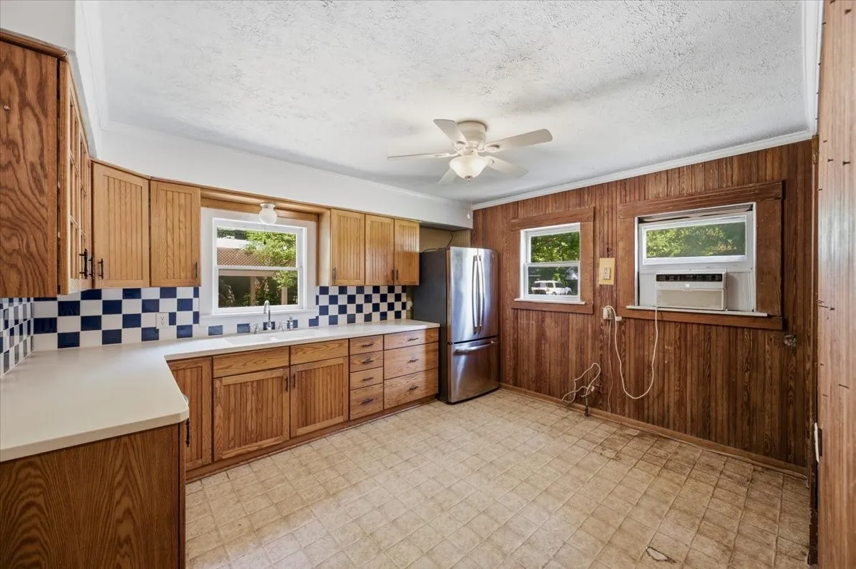 Single Family Residence For Sale in Ellis County , 200 S Hawkins Street, Waxahachie, Texas 75165, 4 Bedroom, 2 Bathroom, Garage spaces, 3,916 Sqft, built in 1880, mls#21302864, Real Estate Agent in Waxahachie, Homes For Sale in Ellis county, Homes For Sale in Waxahachie, Realtor in Waxahachie Texas, Real Estate Brokerage Independent Realty Texas, Luminita Cordes Realtor