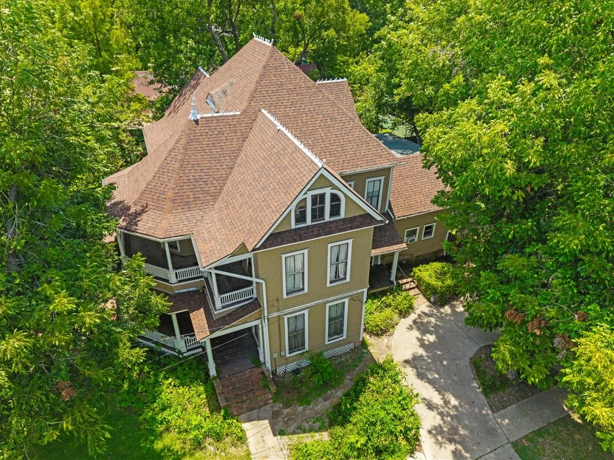 Single Family Residence For Sale in Ellis County , 200 S Hawkins Street, Waxahachie, Texas 75165, 4 Bedroom, 2 Bathroom, Garage spaces, 3,916 Sqft, built in 1880, mls#21302864, Real Estate Agent in Waxahachie, Homes For Sale in Ellis county, Homes For Sale in Waxahachie, Realtor in Waxahachie Texas, Real Estate Brokerage Independent Realty Texas, Luminita Cordes Realtor