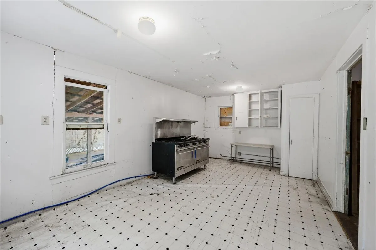 Single Family Residence For Sale in Ellis County , 200 S Hawkins Street, Waxahachie, Texas 75165, 4 Bedroom, 2 Bathroom, Garage spaces, 3,916 Sqft, built in 1880, mls#21302864, Real Estate Agent in Waxahachie, Homes For Sale in Ellis county, Homes For Sale in Waxahachie, Realtor in Waxahachie Texas, Real Estate Brokerage Independent Realty Texas, Luminita Cordes Realtor