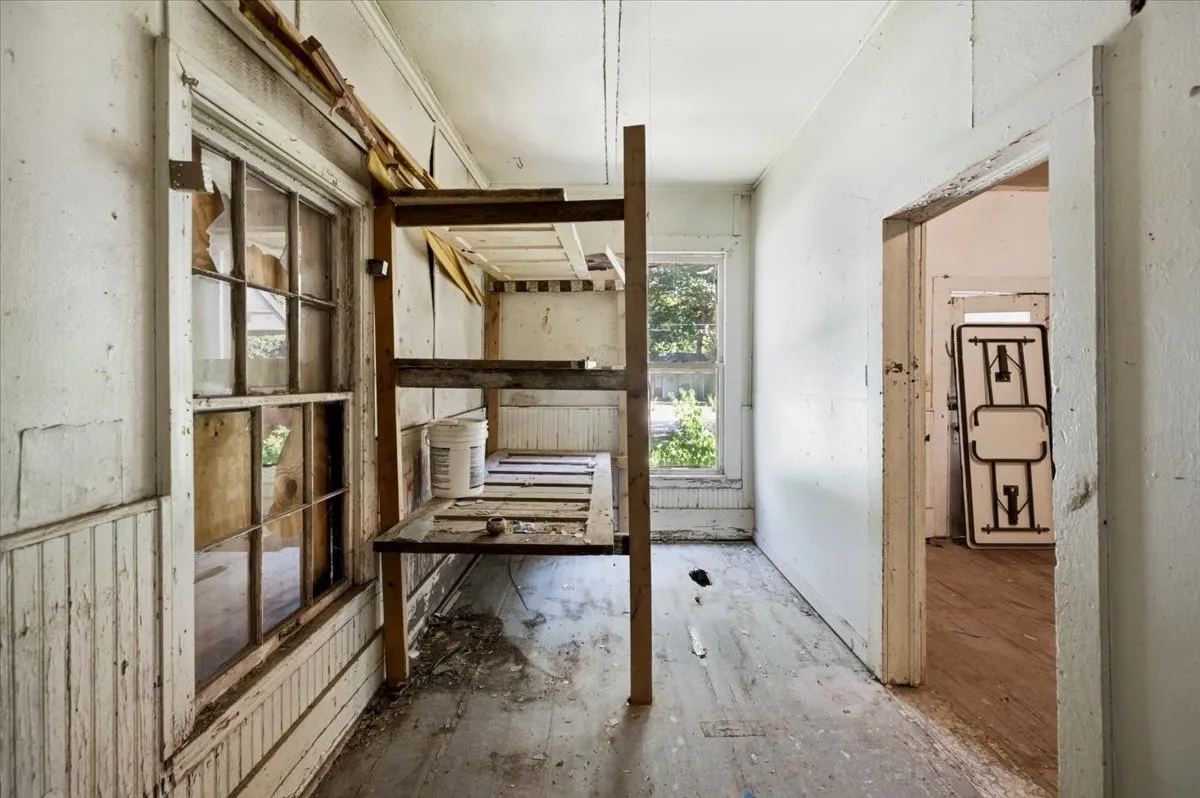Single Family Residence For Sale in Ellis County , 200 S Hawkins Street, Waxahachie, Texas 75165, 4 Bedroom, 2 Bathroom, Garage spaces, 3,916 Sqft, built in 1880, mls#21302864, Real Estate Agent in Waxahachie, Homes For Sale in Ellis county, Homes For Sale in Waxahachie, Realtor in Waxahachie Texas, Real Estate Brokerage Independent Realty Texas, Luminita Cordes Realtor