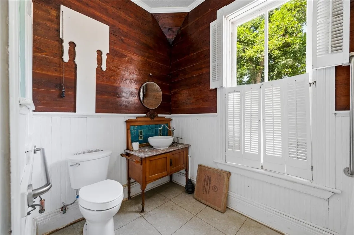 Single Family Residence For Sale in Ellis County , 200 S Hawkins Street, Waxahachie, Texas 75165, 4 Bedroom, 2 Bathroom, Garage spaces, 3,916 Sqft, built in 1880, mls#21302864, Real Estate Agent in Waxahachie, Homes For Sale in Ellis county, Homes For Sale in Waxahachie, Realtor in Waxahachie Texas, Real Estate Brokerage Independent Realty Texas, Luminita Cordes Realtor