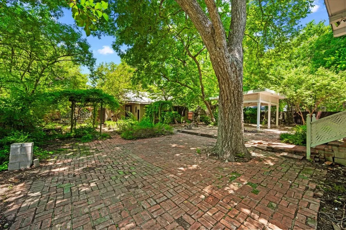 Single Family Residence For Sale in Ellis County , 200 S Hawkins Street, Waxahachie, Texas 75165, 4 Bedroom, 2 Bathroom, Garage spaces, 3,916 Sqft, built in 1880, mls#21302864, Real Estate Agent in Waxahachie, Homes For Sale in Ellis county, Homes For Sale in Waxahachie, Realtor in Waxahachie Texas, Real Estate Brokerage Independent Realty Texas, Luminita Cordes Realtor