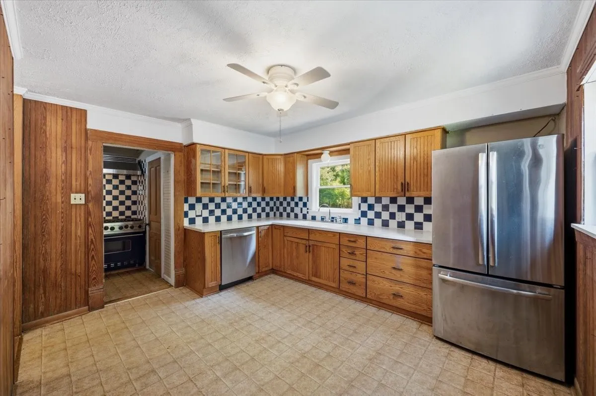 Single Family Residence For Sale in Ellis County , 200 S Hawkins Street, Waxahachie, Texas 75165, 4 Bedroom, 2 Bathroom, Garage spaces, 3,916 Sqft, built in 1880, mls#21302864, Real Estate Agent in Waxahachie, Homes For Sale in Ellis county, Homes For Sale in Waxahachie, Realtor in Waxahachie Texas, Real Estate Brokerage Independent Realty Texas, Luminita Cordes Realtor
