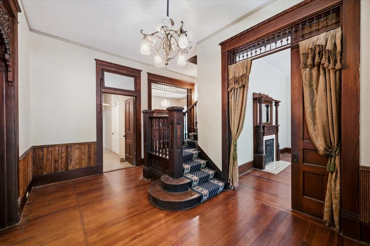Single Family Residence For Sale in Ellis County , 200 S Hawkins Street, Waxahachie, Texas 75165, 4 Bedroom, 2 Bathroom, Garage spaces, 3,916 Sqft, built in 1880, mls#21302864, Real Estate Agent in Waxahachie, Homes For Sale in Ellis county, Homes For Sale in Waxahachie, Realtor in Waxahachie Texas, Real Estate Brokerage Independent Realty Texas, Luminita Cordes Realtor